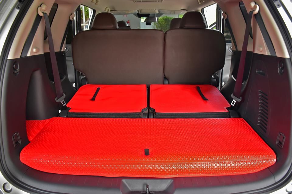 พรมกระดุมเม็ดเล็ก NISSAN TERRA รุ่นรีดขอบ สีแดง เต็มคัน เข้ารูป+เเผ่นปิดเบาะเเถว3ลายหนังเรียบ