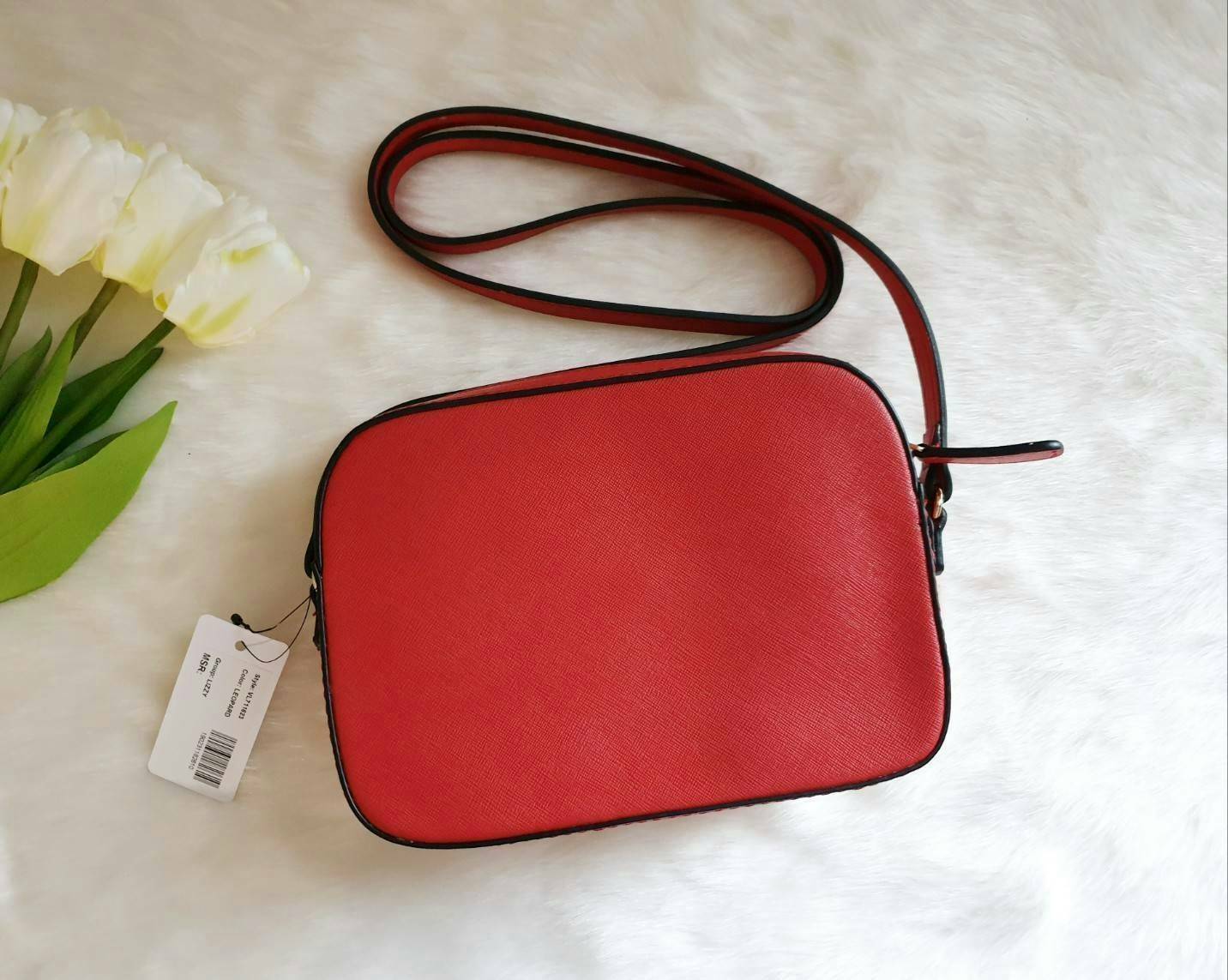 GUESS ANGELEA LOGO CROSSBODY กระเป๋าสะพายหนังซาฟิโน่ทรงตั้งสวย ด้านหน้าติดโลโก้แบรนด์ทรงกลมนูน เปิดปิดด้วยซิป ด้านในโล่งกว้าง มีช่องซิปเล็ก สามารถใส่กระเป๋าสตางค์ใบยาว มือถือ ของจุกจิกได้เยอะ ขนาดกำลังดี สะพายได้เท่ห์ๆเข้าได้กับทุกชุดเลยนะคะ