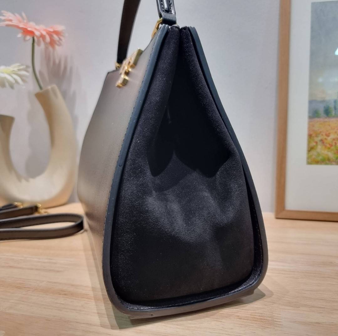 TORY BURCH ELEANOR SPAZZOLATO SATCHEL ใหม่และดูดีเกินต้าน กับกระเป๋าถือทรงสวย ใบใหญ่ ดีไซน์ผู้ดีเรียบหรู ถือขับผิวไปเลยทุกสี สวยคม มาพร้อมหูจับในตัว