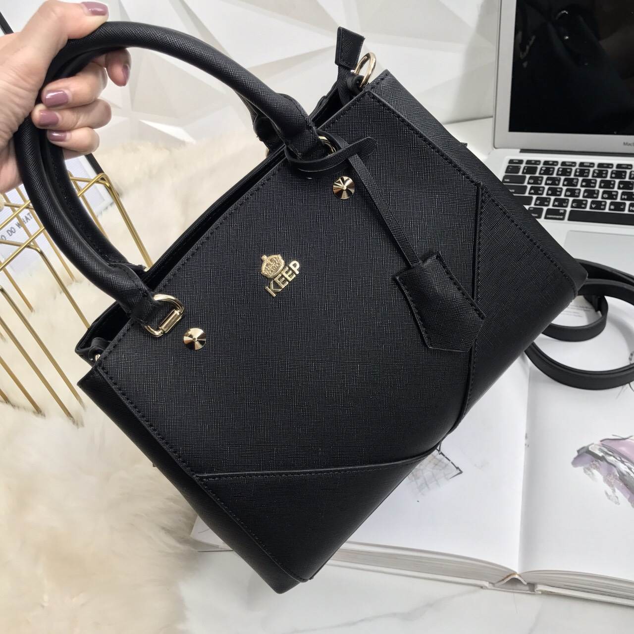 รุ่นขายดีที่สุด 👍 จากแบรนด์ KEEP รุ่น Elegance รอบนี้เข้ามา 2 size ให้เลือกเลยค่า **จุดเด่นที่ >หนังคุณภาพ ลายหนัง saffiano > ถือสะพายเข้าง่ายกับทุกชุด >ทรงสวยมากคะ ขนากกระเป๋ากำลังดีคะ ใส่ กปต ยาว มือถือได้ทุกรุ่น > มีช่องย่อยแบ่งเก็บ