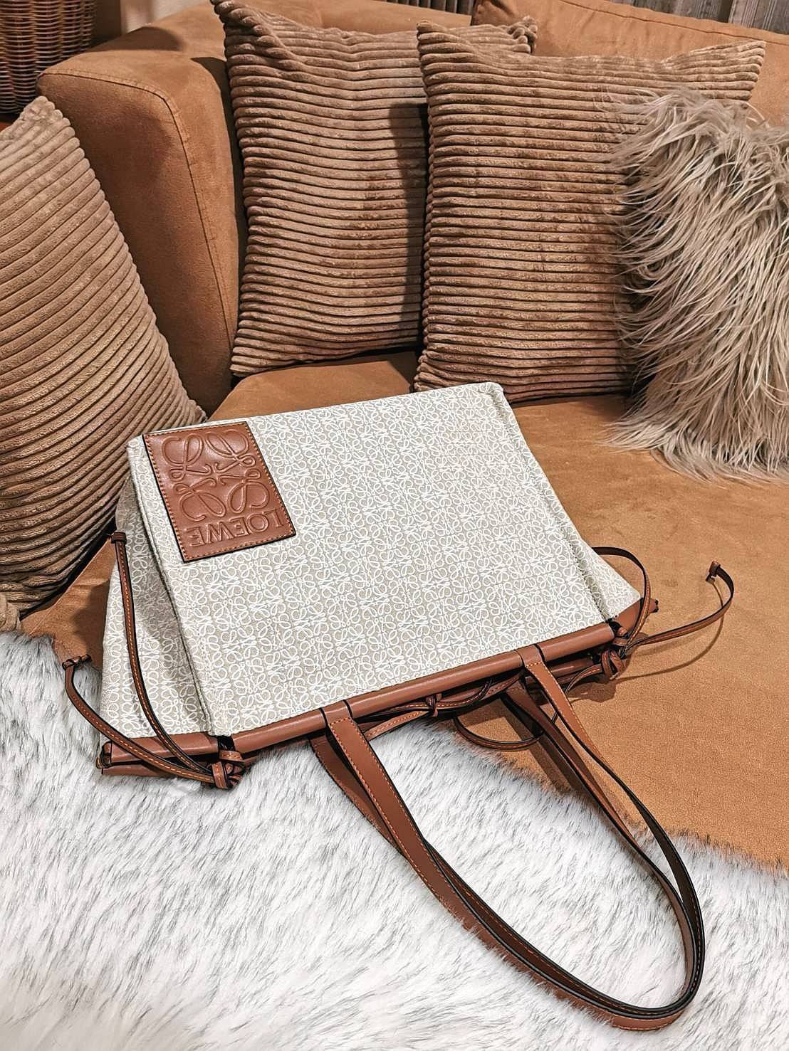 พร้อมส่งความสวยห้ามพลาดค่ะ! 🎉NEW ARRIVAL! LOEWE TOTE BAG VIP GIFT WITH PURCHASE (GWP) Limited Edition จาก "LOEWE PERFUME DUTYFREE" คอลเลคชั่น Loewe Anagram วัสดุ Canvas & Leather ใบใหญ่ น้ำหนักเบา ภายในโล่งกว้างและจุ ใส่เอกสารA4 เสื้อผ้า