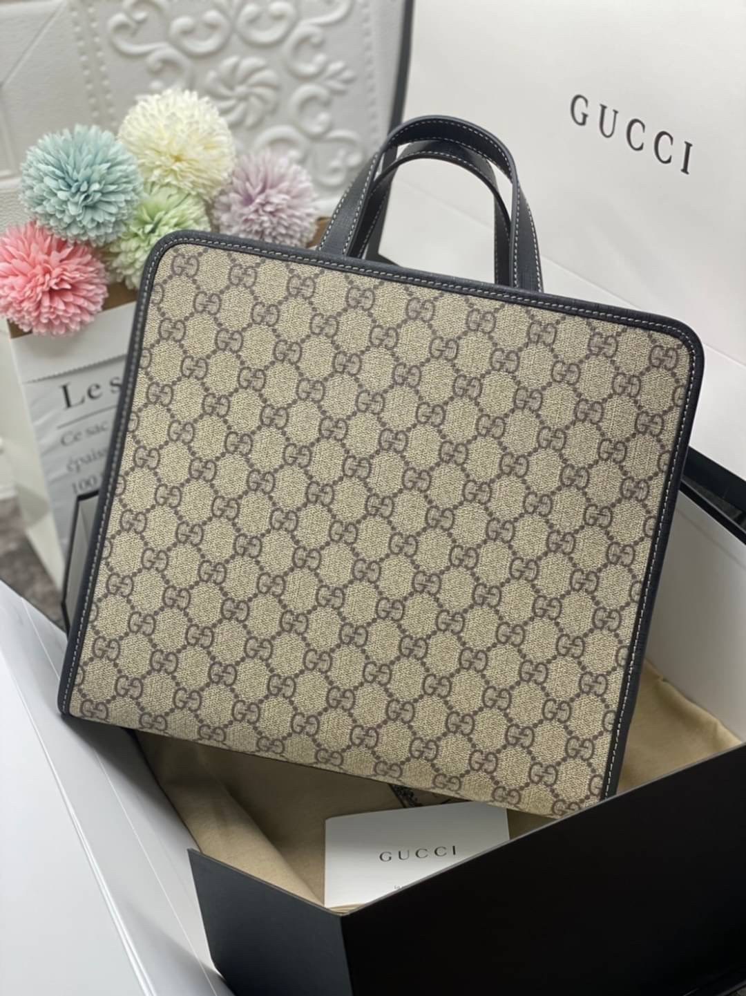 Ori GUCCI Children's tote bag GG kids ที่สุดของความน่ารัก ลิมิเต็ดแบบไม่มีเอาท์ สาวๆสายหวานไม่ควรพลาดด้วยประการทั้งปวงเลยค่าา หนังแท้เกรดดีที่สุด พิมพ์ลายแบรนด์รอบใบเทคเจอร์สวยอยู่ทรง ภายในมีโลโก้กว้างและจุสุดๆใส่สัมภาระได้เยอะ ภาพถ่ายจ