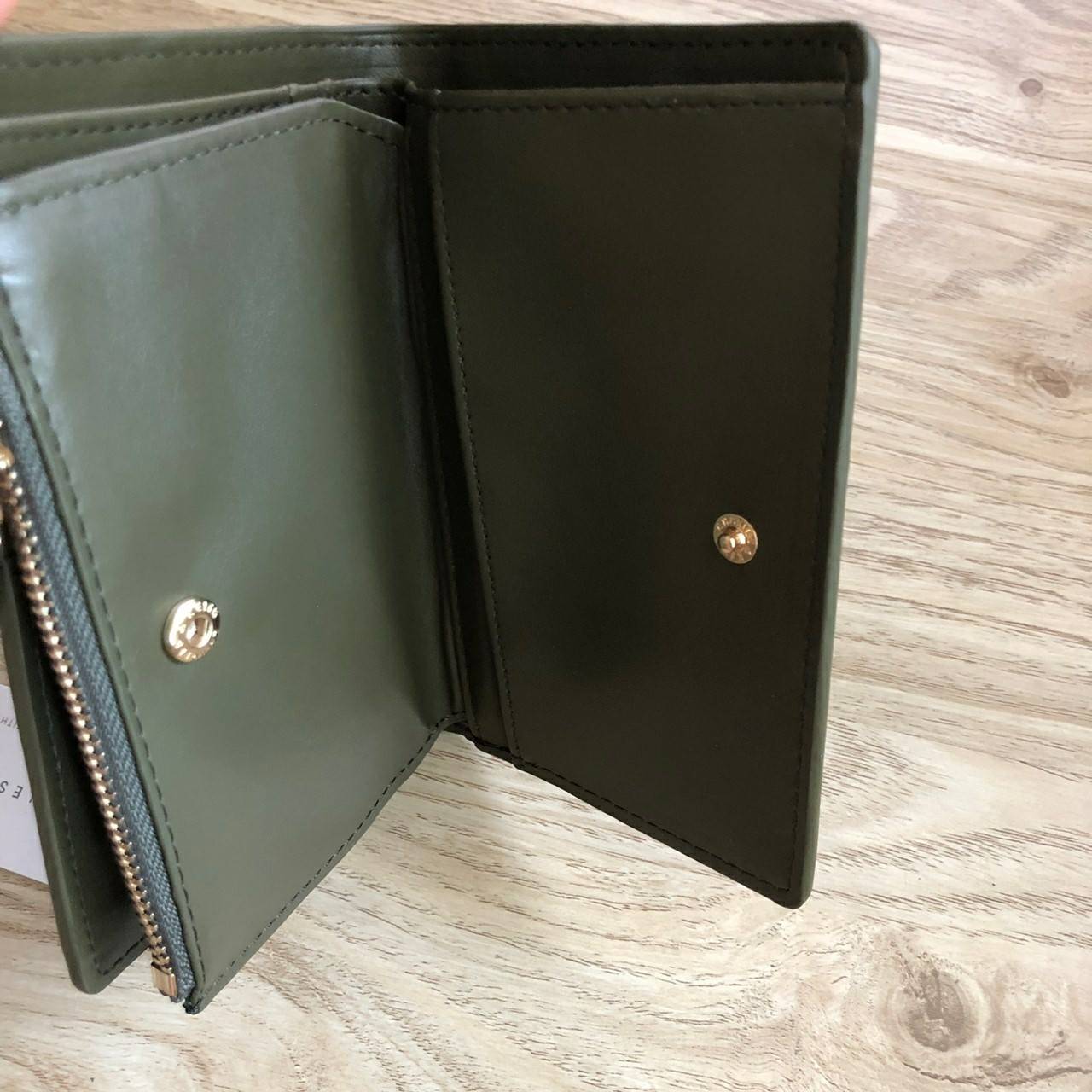 Charles & Keith Classic Snap-Button Wallet กระเป๋าสตางค์ใบสั้นพับ 2 ตอน ด้านหน้ามีโลโก้แบรนด์ เปิด - ปิดด้วยกระดุม ภายในมีช่องใส่ธนบัตร ช่องใส่บัตร และช่องซิปใส่เหรียญ