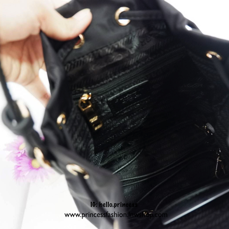 Prada bucket bag M Best seller! กระเป๋าทรงขนมจีบสุดฮิต size ใหญ่กำลังดี วัสดุ nylon silk คุณภาพดี สินค้า premium gift จากแบรนด์ Prada อะไหล่ทองทั้งใบ ด้านหน้าประดับ logo brand เปิดปิดแบบเชือกรูด drawstring ภายในกว้าง ใส่กระเป๋าสตางค์ยาวได้ มีช่องเล็ก และช