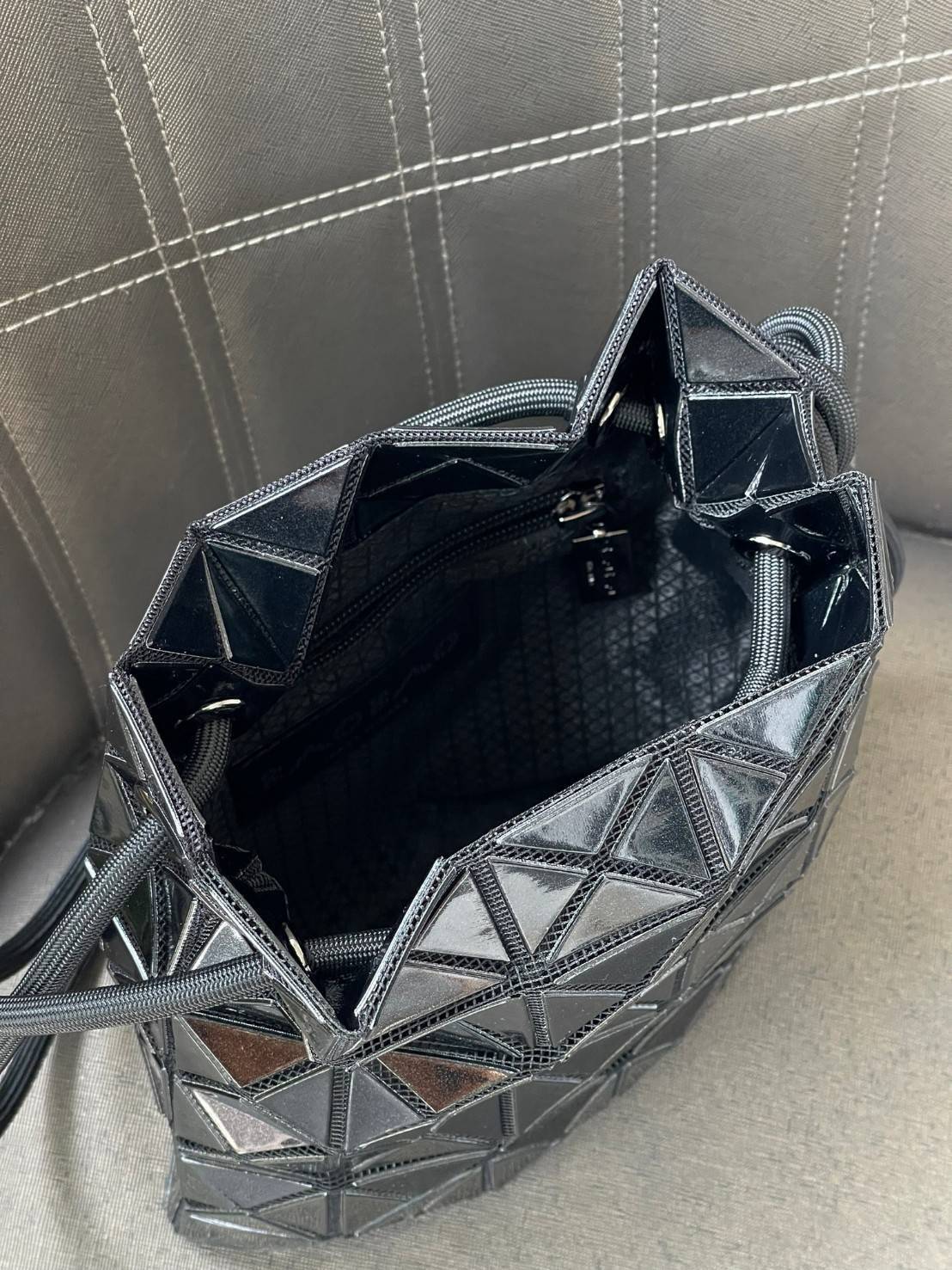 Baobao Issey Miyake Wring Small Bag กระเป๋าสะพายครอสบอดี้พร้อมสายรูดเปิดปิด สามารถปรับความยาวของสายได้ตามสไตล์ความชื่นชอบ ด้วยดีไซน์ทรงน่ารัก เหมาะสำหรับให้สาวๆหยิบใช้ในวันสบายๆ แต่เต็มเปี่ยมไปด้วยความคล่องแคล่ว ไฮไลต์ของซีซั่นนี้คือกระเป๋าที่มาพร้อมกับเช