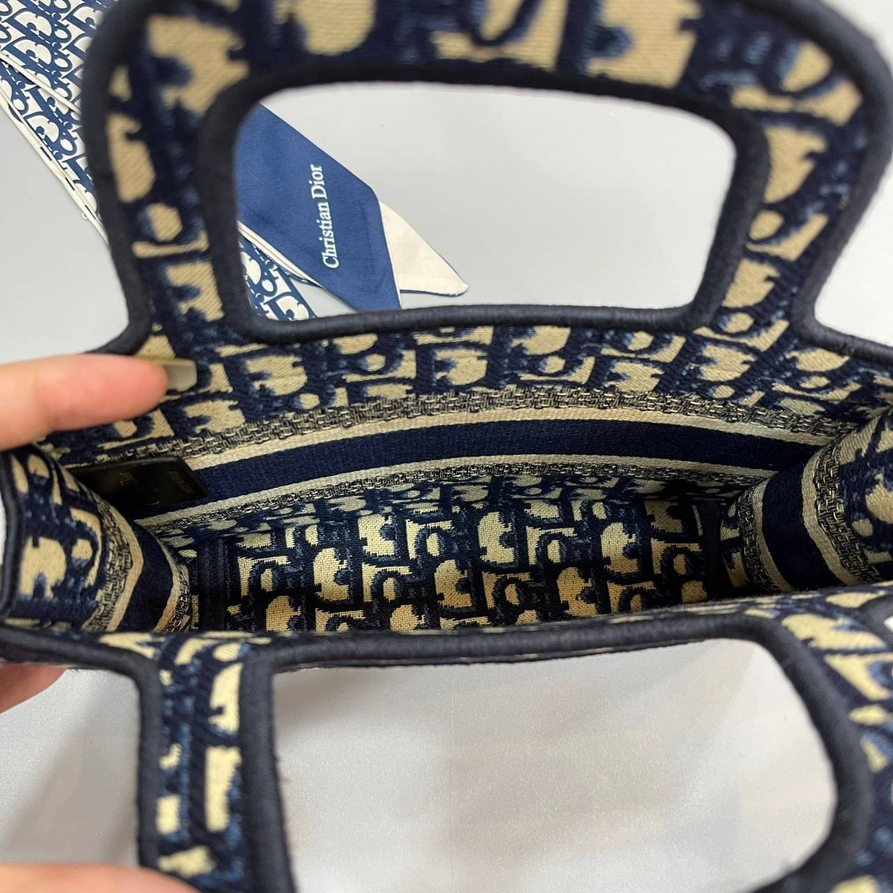 MINI DIOR BOOK TOTE 22cm Blue / Gray Dior Oblique Embroidery กระเป๋าถือทรง Shopping ขนาดมินิน่ารัก สวยคลาสสิค พกพาสะดวก ใช้งานง่ายสุดๆ วัสดุงานทอละเอียด ภายในโล่งกว้าง ภาพสินค้าถ่ายจากงานขายจริง ใช้งานต่างประเทศได้