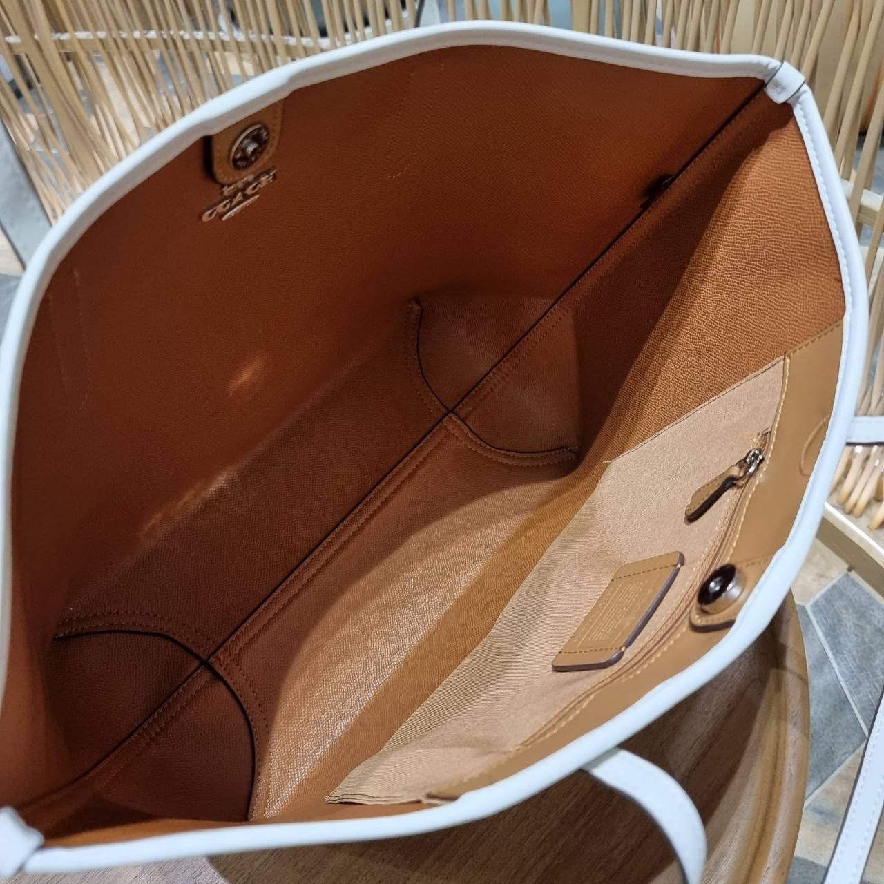 OUTLET 】COACH C4119 CITY TOTE WITH APPLE PRINT COACH CITY TOTE WITH POPSICLE PRINT C4277 แจกความน่ารักสดใส ด้วย 2 รุ่น กับเหล่าแอปเปิ้ลเขียวที่ยกมาทั้งสวน!! และลวดลายไอศครีมโทนชมพูแสนหวาน ดีไซน์ดึงดูดความสนใจได้ดีเลยทีเดียว กระเป๋าทรงช็อปปิ้งใบใหญ่ ที่จุย