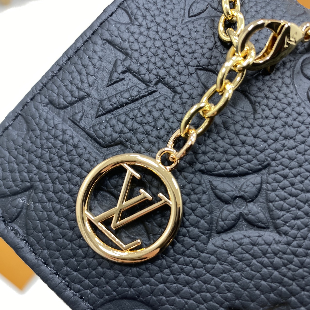 TOP ORI หนังแท้ | LV Wallet On Chain Lily Bag soft grained Monogram Empreinte leather กระเป๋าสะพายทรงคลัชถือเป็นกระเป๋าสตางค์ สายสะพายโซ่ทองหรูหราถอดได้ หนังแท้ลายเกรนเนื้อนุ่ม ทรงสี่เหลี่ยมทันสมัยเข้ากับลุคเรโทรเรียบหรู