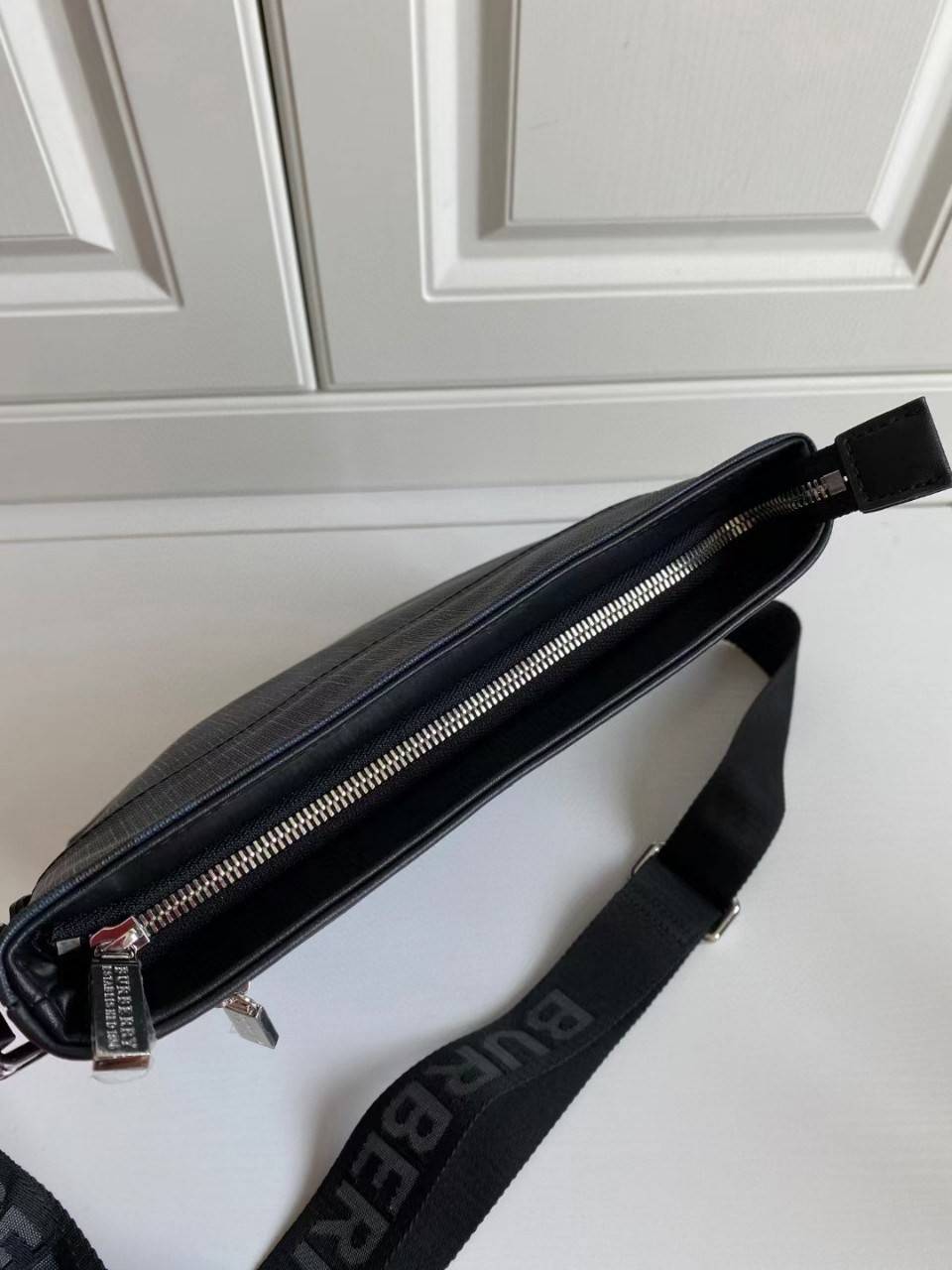 พร้อมเป็นของขวัญ มอบให้คุณผู้ชายแล้วค่ะ สำหรับ BB CROSSBODY VINTAGE BAG VIP GIFT WITH PURCHASE (GWP) พรีเมี่ยมกิ๊ฟ Limited Edition จากBURBERRY วัสดุหนังโทนสีสุภาพ คลาสสิก ตกแต่งด้วยซิปสะดวกใช้ด้านหน้า ช่องหลักเปิดปิดด้วยซิปยาวด้านบน พร้อมช่องซิปอีกหนึ่งช่