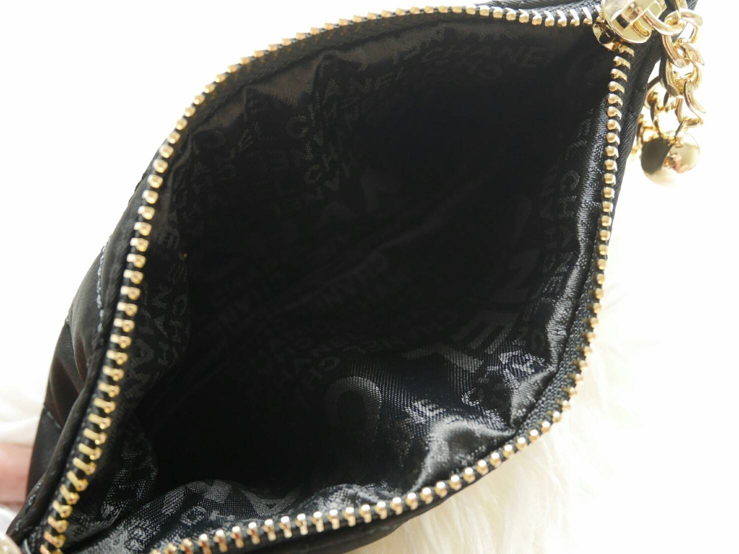 New Arrivals 2018 ♡ กับแบรนด์ดังอย่าง Chanel ตัวนี้มีมาให้สะสมจาก PERFUME COLLECTION ของสมนาคุณจากแบรนด์คะ วัสดุ NYLON แบบหนาเต็มใบ กันน้ำได้ *อะไหล่ทอง เปิดปิดด้วยซิปที่ห้อย CC สุดหรู + ลูกตุ้มกิมมิคน่ารัก ด้านในใส่เหรียญ+แบงค์ ของจุกจิกได้ ใส่ iP