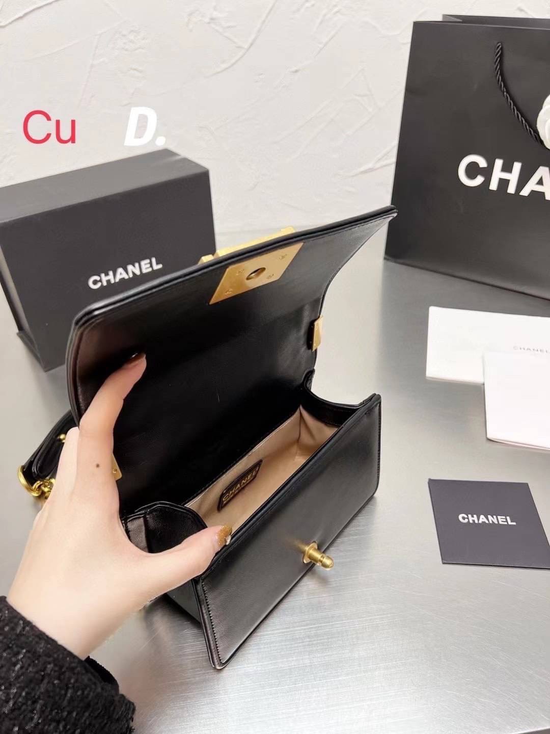CHANEL BOY 8" กระเป๋าสะพายทรงคลาสสิค มีงานหนังเรียบ และหนังคาเวียร์ อะไหล่เงิน/ทอง ตามรูป สวยหรูมาแต่ไกล สามารถสะพายออกงานได้หลายโอกาส สวยงามไม่ผิดหวังค่ะ