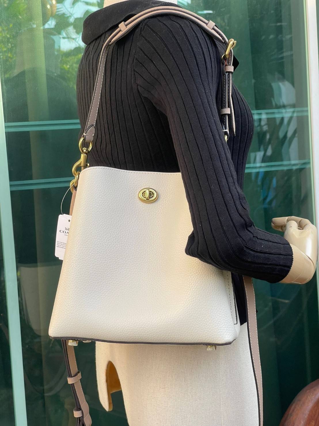 Coach Willow Bucket Bag In Colorblock รุ่นใหม่สุดปัง เป็นกระเป๋าสไตล์ใช้ได้ทุกวัน จุของได้เยอะและน้ำหนักเบา ไซส์กลางใช้หนังลายกรวด มีช่องใส่ของ 2 ช่องและมี 1 ช่องซิปตรงกลางไว้สำหรับใส่ของสำคัญ เปิดปิดแบบ turnlock ถือคล้องแขนหรือสะพายไหล่หรือสะพายข