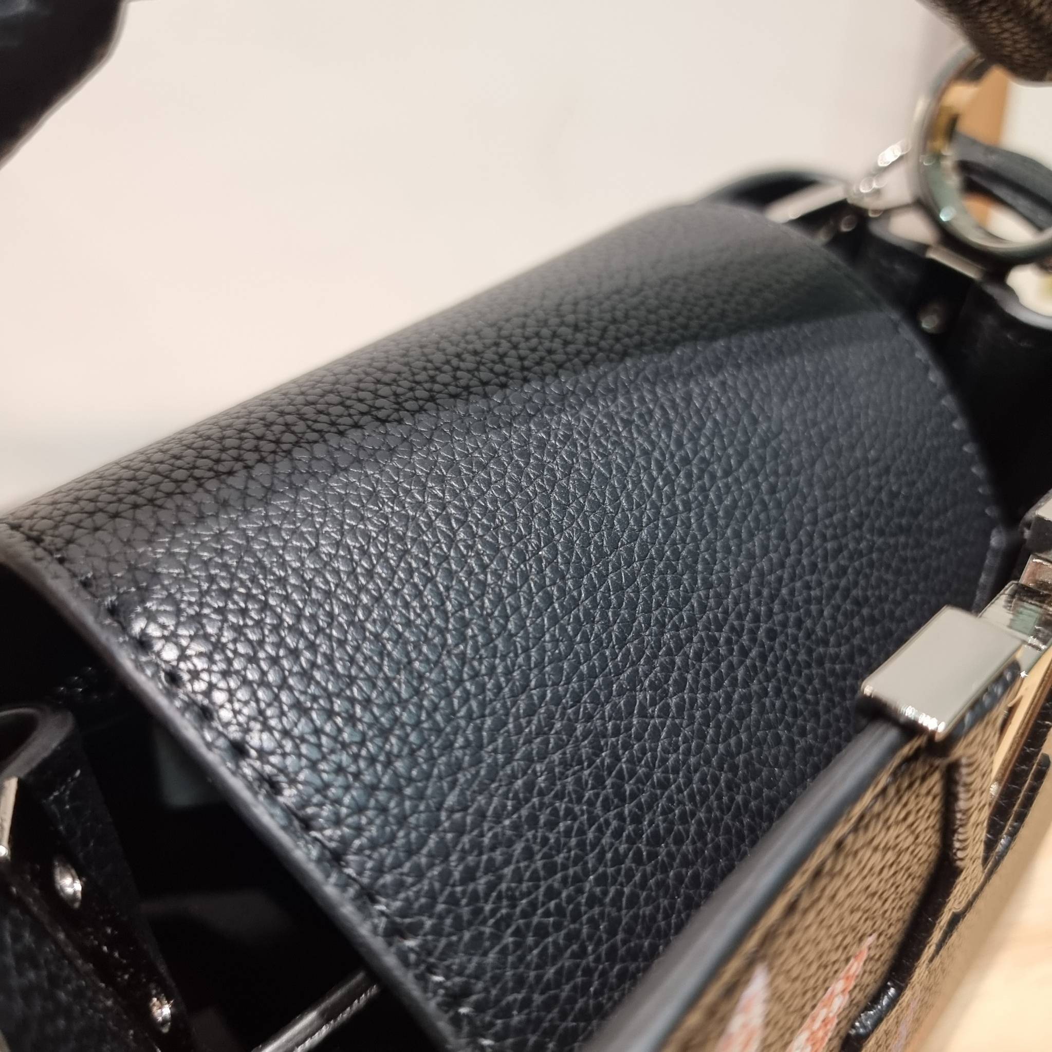 LV x YK Capucines BB / LV Bag พร้อมส่ง กระเป๋าถือสุดหรู ดีไซน์ทรงคลาสสิค ดีงามม้ากกกก!! มาพร้อมหูจับในตัว ด้วยรูปทรงวินเทจ งานปั้มสวยเป๊ะปังตามรูป **รอบนี้จัดราคาพิเศษสุดคุ้ม งานสวยเกินราคาค่ะ