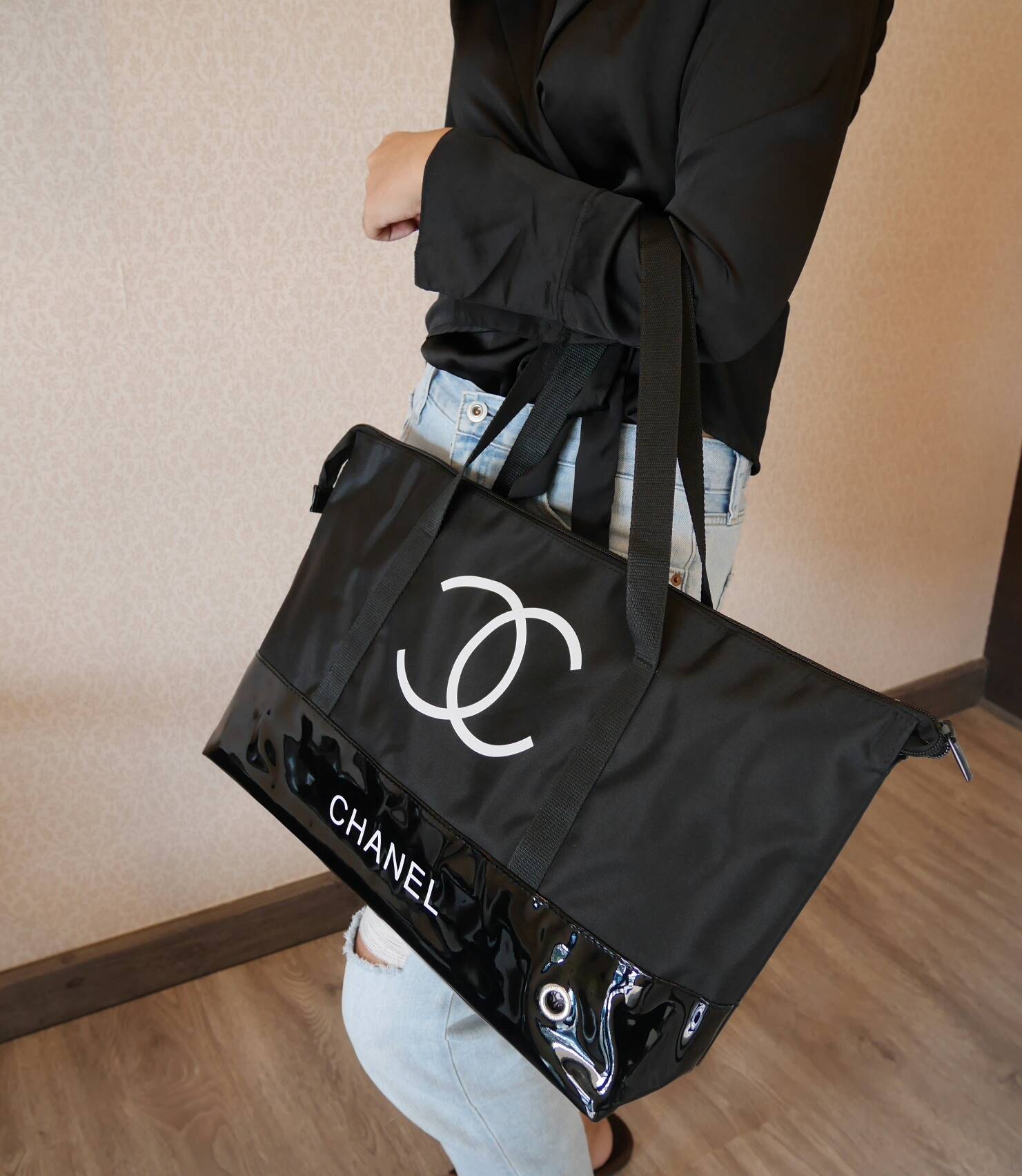 New! กระเป๋าใบใหญ่ทรง Tote จากแบรนด์ Chanel VIP gift Bag ของแท้ 100% ทำจากผ้าหนา Polyester ฐานล่างกระเป๋าทำจากหนังแก้วผิวมันเงา สวยหรู สกรีนโลโก้ชาแนลหน้าหลัง หัวซิปปั้มโลโก้ ด้านในเป็นช่องกว้าง และมีอีกหนึ่งช่องเก็บของ รุ่นนี้สะพายไหล่ สวยมาก น้ำหนักเบา 