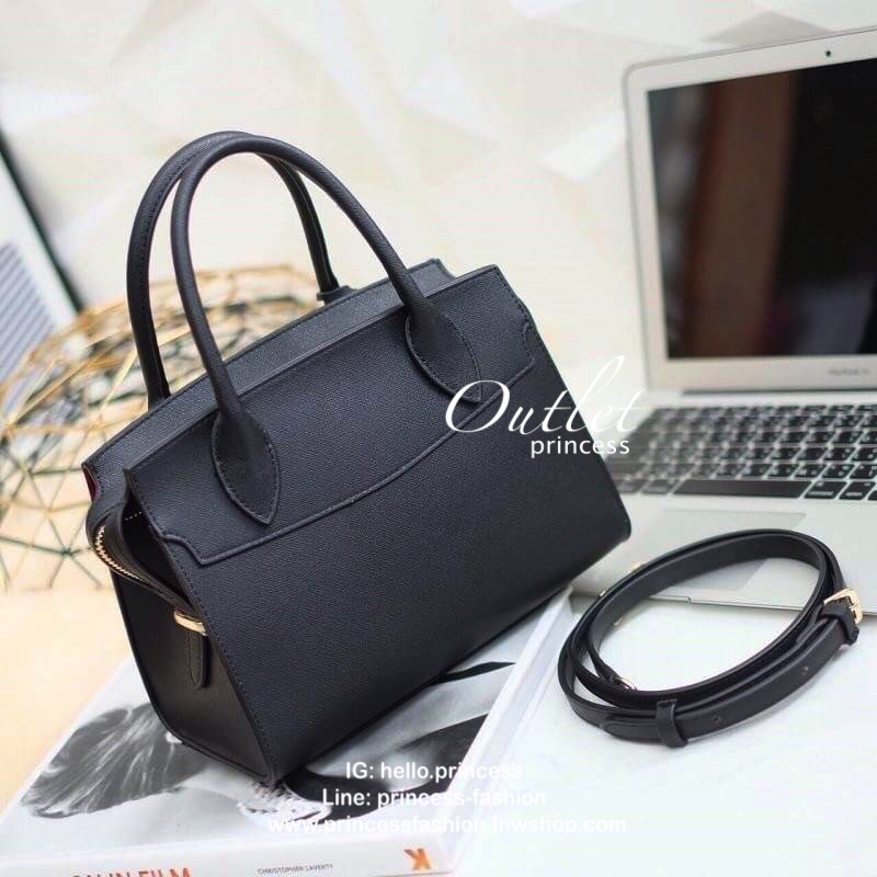 Keep Nova handbag กระเป๋าทรงสวยสุดคลาสสิคที่ทำมาจากหนัง saffiano ตัวกระเป๋าขนาดกำลังดีไม่เล็กไม่ใหญ่เกินไป หูจับยาว 3 ถึงหรือจะใช้สะพาย ท่ารำตัวได้มีสายยาวให้ปากกระเป๋าปิดด้วยซิปอย่างดี น้ำหนักเบาภายในกระเป๋ามีช่องเก็บของจุกจิกถึง 2 ด้าน อ้วนกระเป๋ามีหมุด