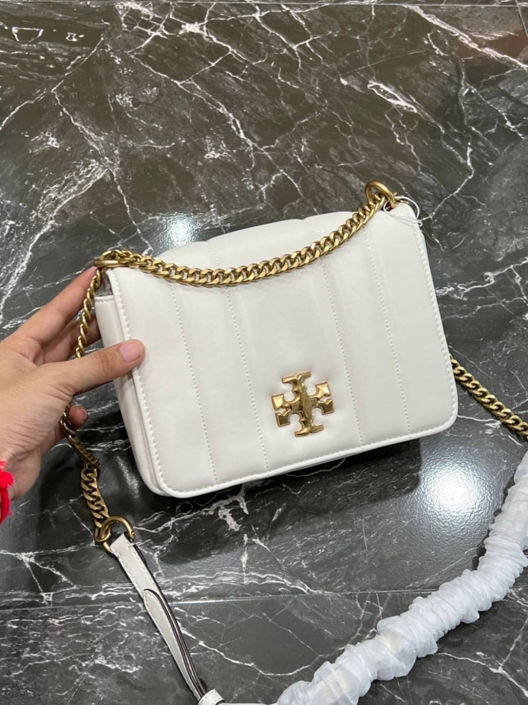 Tory Burch Our Kira shoulder bag with beveled turn-lock hardware พร้อมเสิร์ฟสีคลาสสิค กระเป๋าถือ/สะพาย ทรงสวย สะพายคล่องตัว ดีไซน์เส้นคมสวยหรู สัมผัสดีงาม นิ่มมือ เปิด-ปิดด้วยอะไหล่บิดล็อค ภายในเป็นช่องโล่ง สะพายไปไหนก็สะดวก แนะนำสวยก่อนใครได้ที่นี่ จัดไป