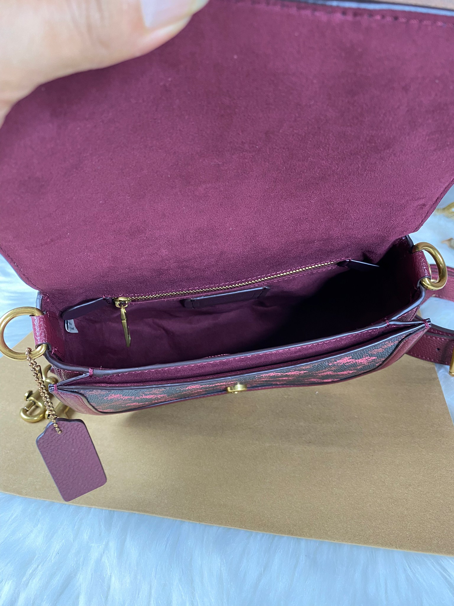 OUTLET 】COACH BEAT SADDLE BAG 10 แบบพร้อมส่ง จุกๆ เลยค่า The best item! ที่สาวๆรอคอย! ฮอตไฟลุก! สีหายาก ละมุนคุณหนู คอลเลคชั่นใหม่ ดีไซน์หรูหรา พิเศษมากๆมาพร้อมสายสะพาย 2 เส้น ใช้คู่กันหรือแยกสะพายก็สวยครบสูตร กระเป๋าสะพายทรง saddle คลาสสิค วัสดุหนัง glov