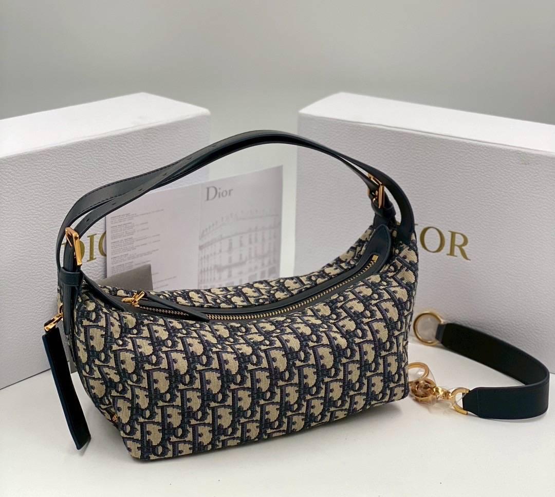 ORI หนังแท้ | DIOR Medium D-Journey Bag Blue Dior Oblique Jacquard กระเป๋าสะพายโฮโบทรงสวย รุ่นใหม่ล่าสุด ดีไซน์เรียบหรูลัคชูที่สุด มาพร้อมสายสะพาย2เส้นคู่แบบใหม่สุดเก๋ เป็นไอเท็มที่ควรมีไว้ติดบ้านอีกใบเลยน้า