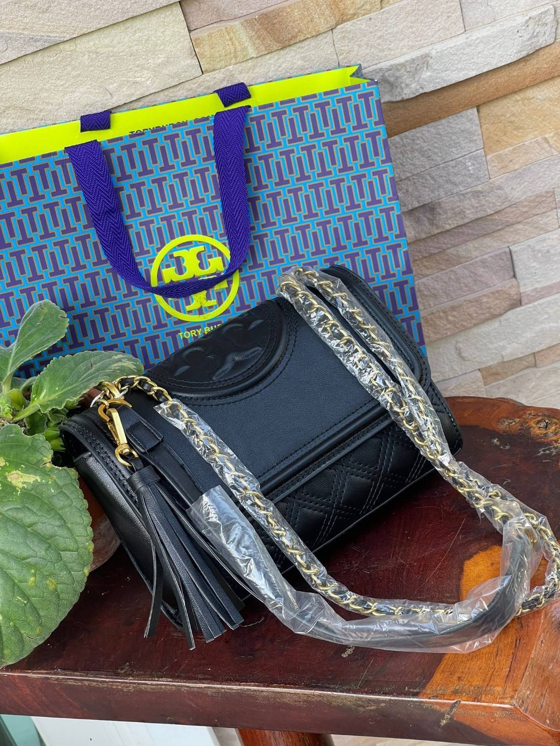 TORY BURCH Fleming Convertible Shoulder Bag ดีไซน์น่ารัก ดูแพงไม่เป็นรองใคร ใช้ได้ทั้งทั่วไปและออกงาน สาว ๆ คนไหนที่กำลังมองหากระเป๋าสะพายไหล่น่ารัก ๆ สักใบที่มีดีไซน์โดดเด่น สะดุดตาล่ะก็ไม่ควรพลาดกับ Collection นี้เลยค่ะ เพราะ Fleming นั้นเป็นรุ่นที่เรีย