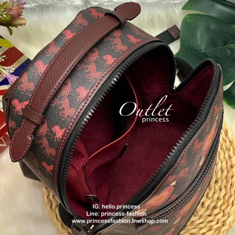 COACH BACKPACK WITH HORSE AND CARRIAGE PRINT AND HEARTS กระเป๋าสะพายหลัง วัสดุ pvc+หนังแท้ ตัวกระเป๋าลายแบรนด์ทั้งใบ ด้านหน้ามีรูปหัวใจโดดเด่นค่ะ พร้อมช่องซิปสำหรับใส่มือถือหรือของจุกจิก เปิดปิดกระเป๋าแบบซิปคู่ ภายในโล่ง ใส่ของจำเป็นได้ครบเลยนะคะ พร้อมช่อ