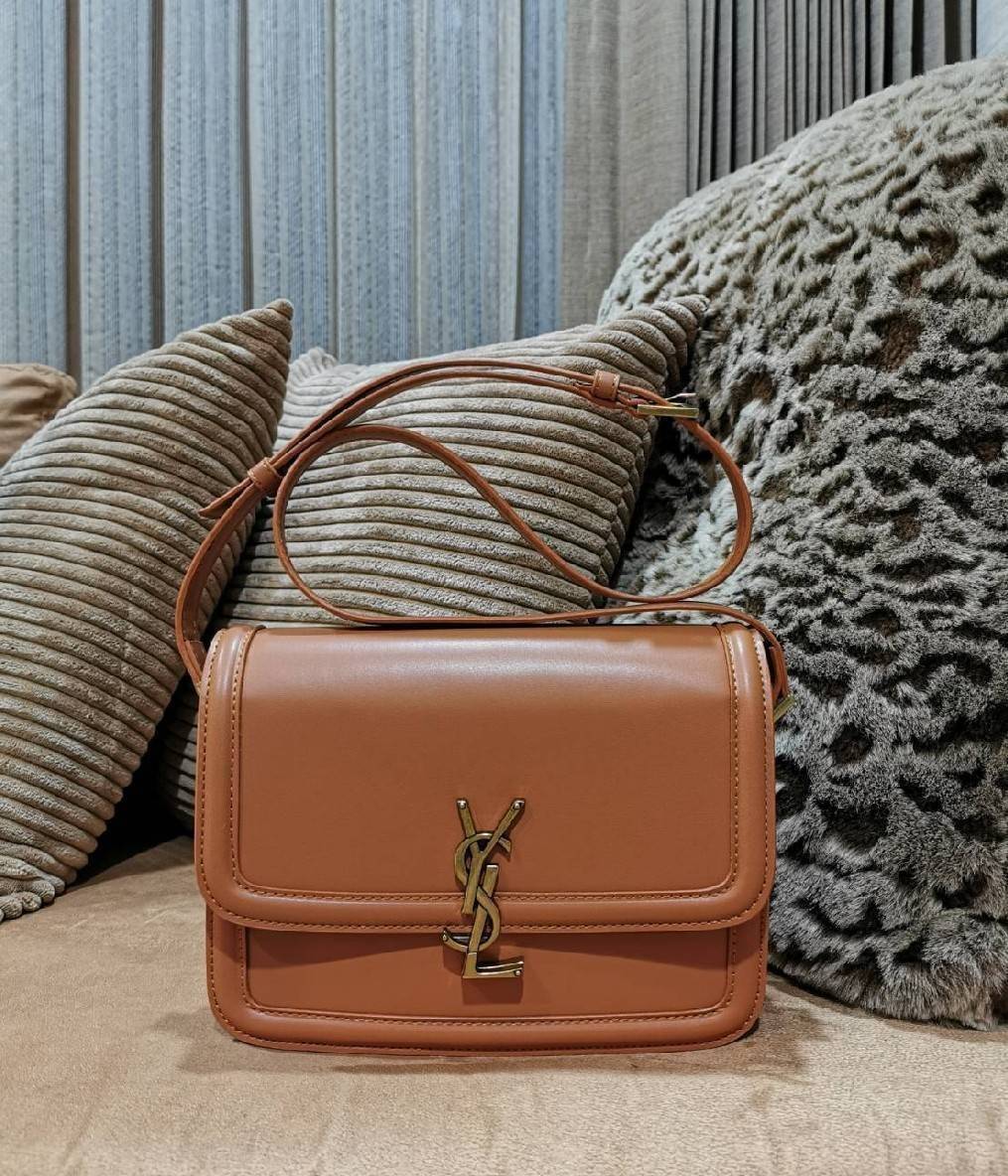 VIP 】YVES SAINT LAURENT BAG VIP GIFT WITH PURCHASE (GWP) Must Have! พร้อมส่งความสวย..items หายาก! พรีเมี่ยมกิ้ฟ Limited จาก YSL DUTY FREE COUNTER วัสดุหนังแท้ Calf skin ทรงสี่เหลี่ยมหนังสวยหรูอยู่ทรงเปิดปิดด้วยฝาปิดโลโก้แบรนด์อะไหล่ทอง ภายในโล่งมีLogo มีช