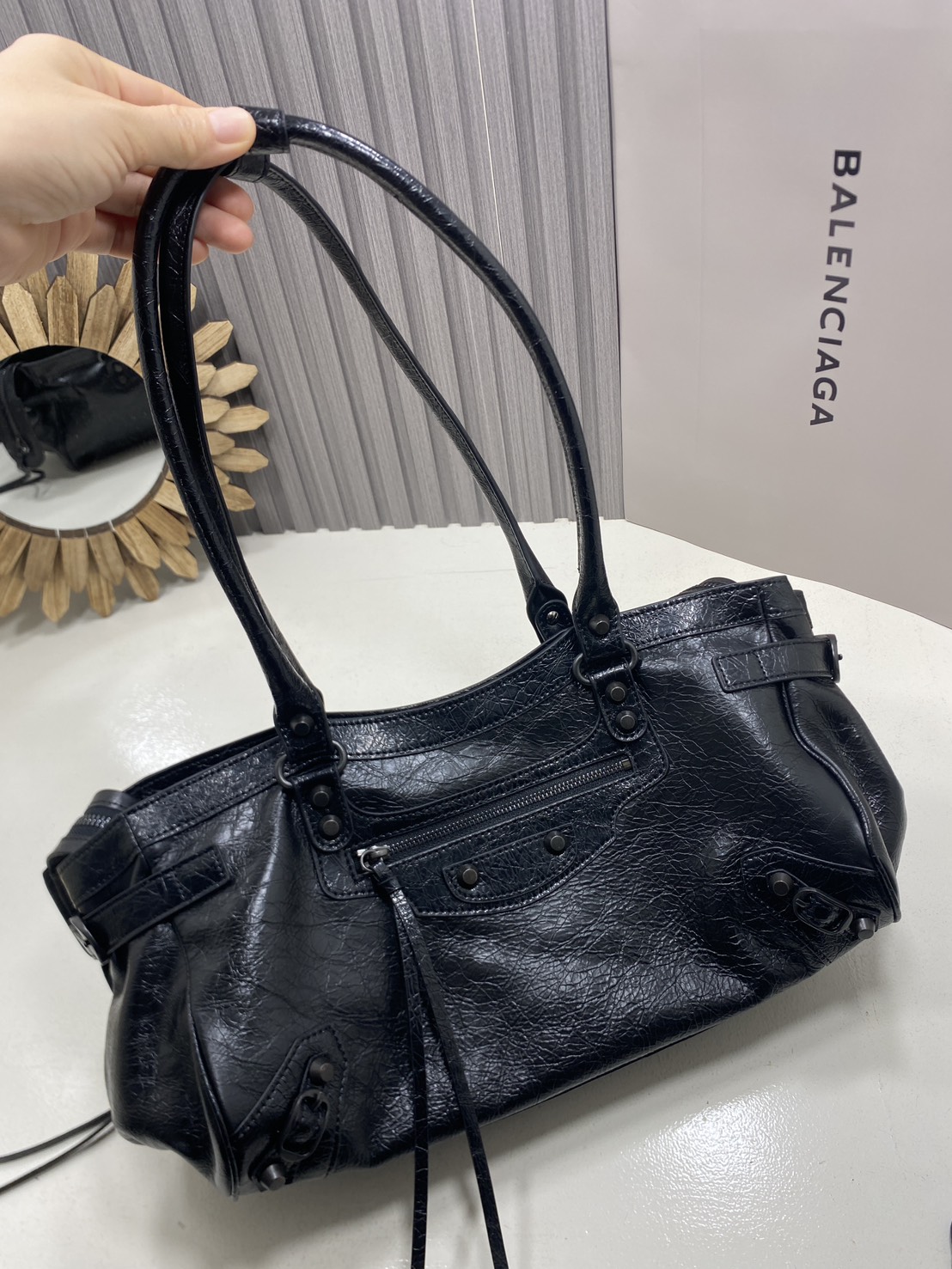 ORI หนังแท้ | Balenciaga Le City Bag East-west Bag กระเป๋าถือ/สะพายข้างทรงยาวดีไซน์โดดเด่นสวยเท่ล้ำสมัย ที่สุดแห่งความไอคอนิกไม่เหมือนใคร มีกิมมิคและลูกเล่นแพรวพราว