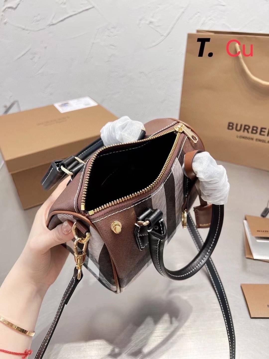 Burberry Small Check Bowling Bag / Burberry Coated fabric boston bag / BURBERRY FRAGRANCES VINTAGE BOWLING BAG กระเป๋าสะพายใบเล็กน่ารัก ลายวินเทจ โทนสีใช้งานง่าย Vintage Signature สวยหรูสุดคลาสสิค ภายในโล่งกว้าง สามารถใส่มือถือ กระเป๋าสตางค์ ของจุกจิกได้ 