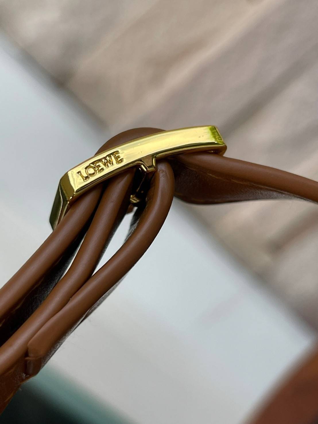 Medium : LOEWE Goya anagram leather shoulder bag กระเป๋าทรง GOYA รูปทรงกล่องอันคลาสสิกที่มาพร้อมรายละเอียดอันน่าค้นหา พร้อมด้วยโครงสร้างที่เปี่ยมไปด้วยสเน่ห์น่าค้นหา มีช่องใส่ของขนาดกว้างและเป็นทรงทำให้การจัดการสิ่งของต่างๆ ของสาวๆ นั้นง่ายดายมากยิ่งขึ้น 