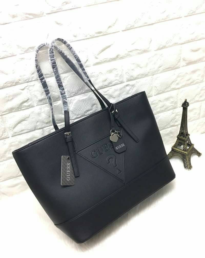 GUESS SAFFIANO SHOPPER BAG กระเป๋าสะพายทรง Tote จากแบร์น GUESS วัสดุหนัง Saffiano สวยอยู่ทรง สไตล์ PRADA ขนาดใหญ่ แต่น้ำหนักเบา ด้านหน้าปั๊มโลโก้แบรนด์ พร้อม TAG โลโก้อะไหล่ตัว G และรูปหัวใจที่หูกระเป๋า ถอดเเยกใช้ได้ เปิดปิดด้วยซิปสะดวกใช้ ภายในมีโลโก้ ช่
