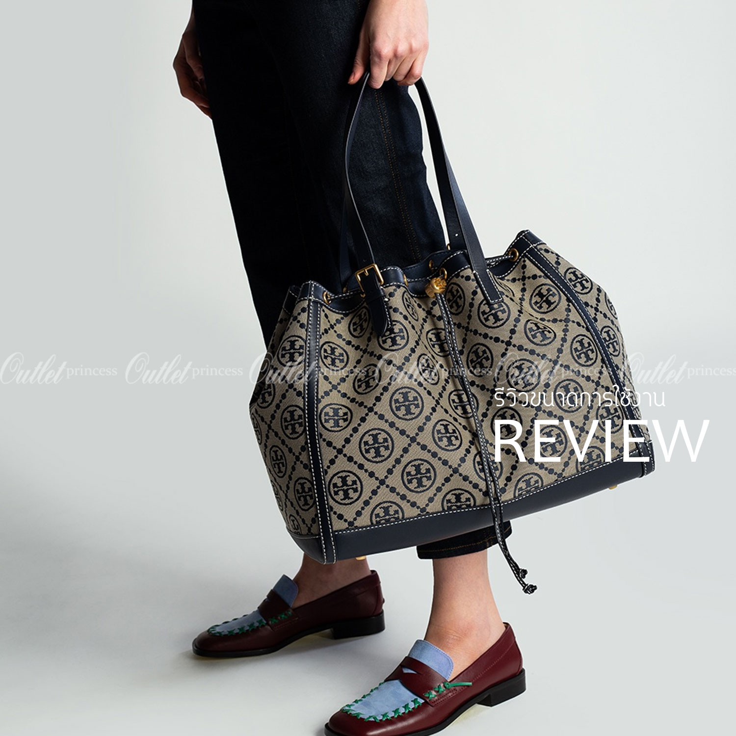 ใบใหญ่ TORY BURCH T MONOGRAM LARGE JACQUARD TOTE BAG กระเป๋าถือหรือสะพายรุ่นล่าสุดดีไซน์ยอดนิยมจาก TORY BURCH FACTORY OUTLET วัสดุ Woven Jacquard & Leather ทอลาย Jacquard Singnature แบรนด์รอบใบสวยอยู่ทรงเป็นเอกลักษณ์ เปิดปิดแบบ Drawstring ขนาดใหญ่มาก กว้า