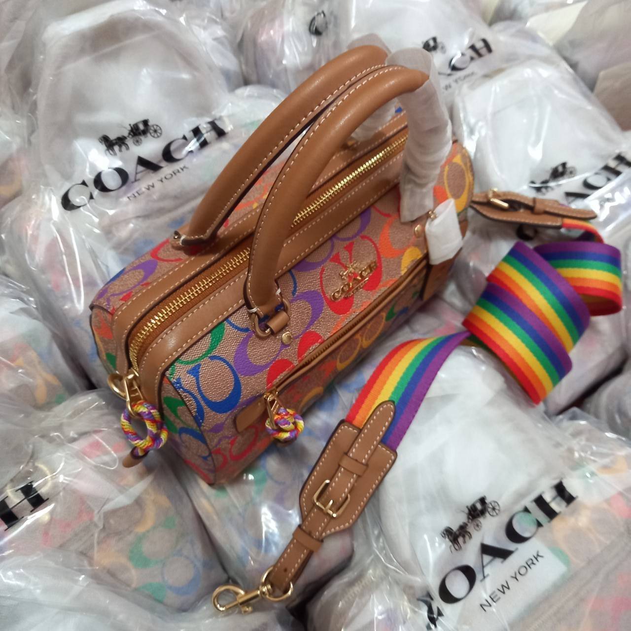 COACH ROWAN SATCHEL IN RAINBOW SIGNATURE CANVAS (COACH C4396)🌈 คอลเลคชั่นที่มาแรงที่สุด ร้อนแรงได้อย่างไม่มีแผ่วลงเลยสักนิด! โดดเด่น สดใส สะดุดตา🌈 ระดับตัวTOP ต้องยกให้เธอเลย กับ COACH ทรงหมอน 10" คอลเลคชั่นนี้// วัสดุหนังแคนว