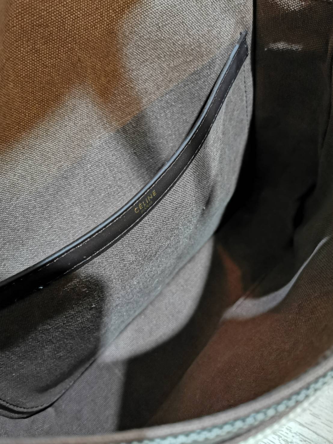 CELINE MESSENGER BAG VIP GIFT WITH PURCHASE (GWP) พรีเมี่ยมกิ๊ฟรุ่น Limited จาก CELINE HAUTE PARFUME DUTYFREE COUNTER วัสดุ CANVAS TEXTILE ลายทางสีคลาสสิคดีไซน์ Unisex ใช้ได้ทั้งชายและหญิง เปิดปิดด้วยฝาปิด Belt และแถบแม่เหล็กด้านใน ขนาดกำลังดี น้ำหนักเบา 