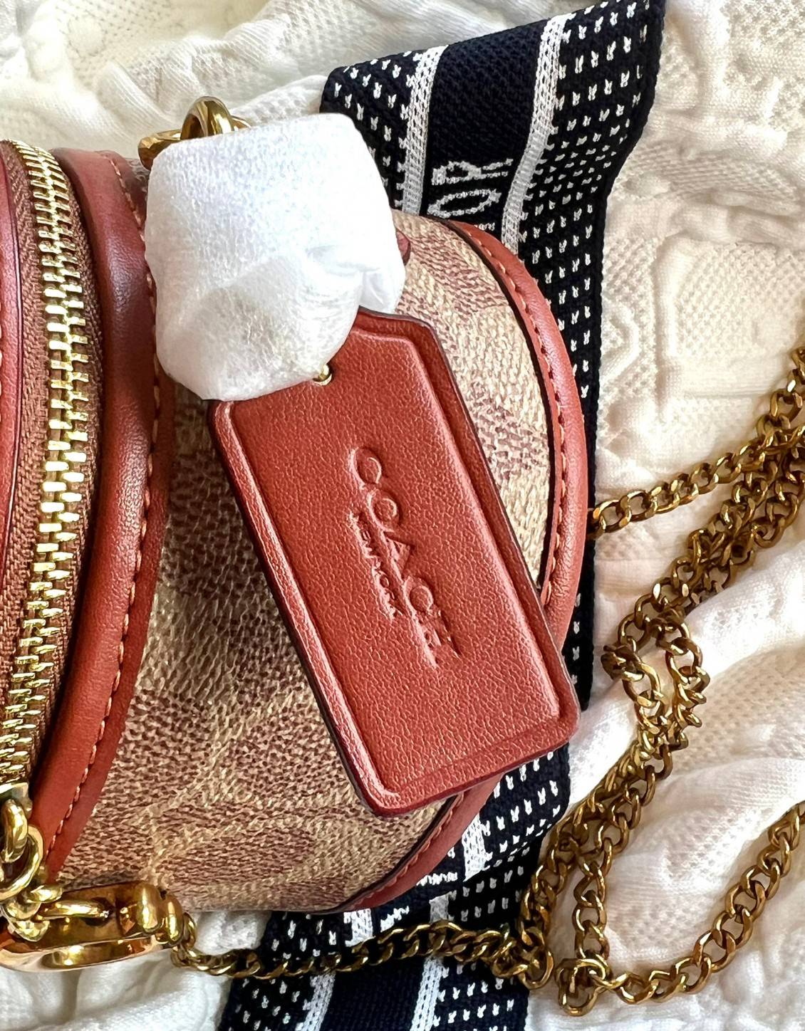 COACH TRAIL CROSSBODY 12 IN SIGNATURE CANVAS CE768 // CE769 มอบเป็นของขวัญปีนี้ รุ่นนี้ต้องเข้าแล้วล่ะคะ พร้อมส่งที่ไทยจำนวนจำกัด! ได้ล๊อตเปิดตัวราคาดีสุดมาค่ะ🎁มอบทันใช้ในช่วงเทศกาลปีใหม่นี้กันค่าา สวยไร้ที่ติ ✔️กระเป๋าใส่ของจำเป็นจุกจิก หน