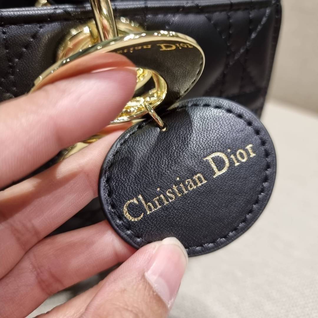 Medium Lady D-Joy Bag Cannage Lambskin / CD LADY D-JOY BAG ดีไซน์ใหม่ อัพเลเวลความหรู กับกระเป๋าสะพายข้างที่รอบนี้ดีไซน์รูปทรงโฉมใหม่ ใช้งานง่ายขึ้น สะดวกใช้มากขึ้น