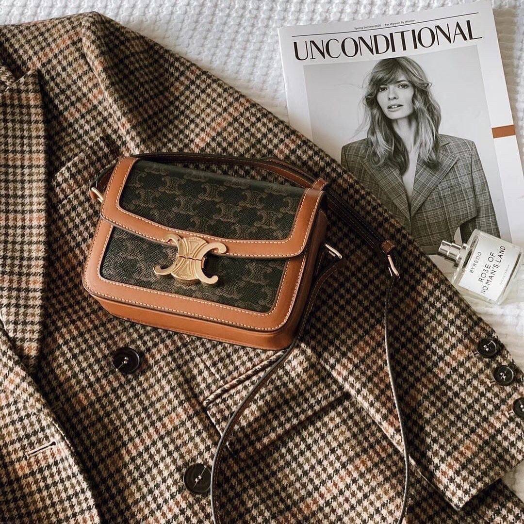 พร้อมส่งรุ่นขายดี!! CELINE CROSSBODY VIP GIFT WITH PURCHASE GWP กระเป๋าพรีเมี่ยมกิ๊ฟ Limited จาก PARFUME DUTYFREE COUNTER สวยอยู่ทรงเปิดปิดด้วยตัวล้อคด้านหน้า ภายในมีช่องใส่ของหลัก พร้อมช่องซิป ใส่กระเป๋าสตางค์กลาง + มือถือได้ ทรงนี้กำลังมาแรงมาก แมชต์ลุค