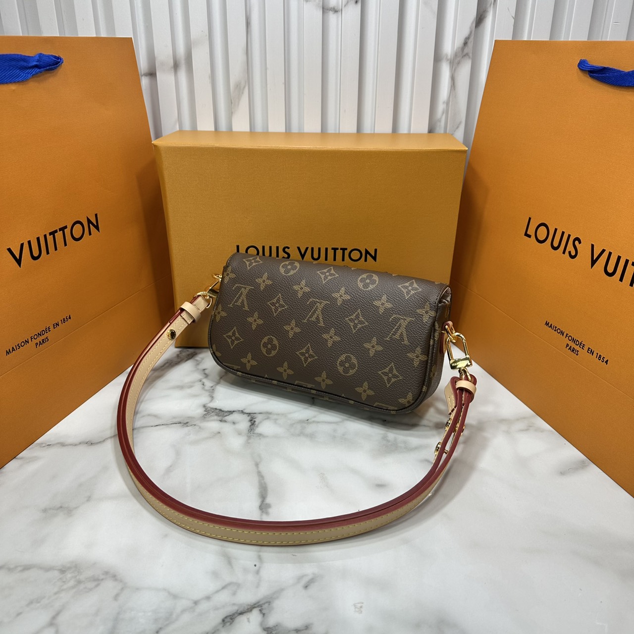 ORI หนังแท้ | LV Ivy chain wallet love of cats กระเป๋าสะพายไอวี่ดีไซน์กระเป๋าสตางค์ โดดเด่นด้วยการตกแต่งภาพประกอบแสนสดใสที่วาดมือลายน้องแมว พร้อมช่องใส่บัตร สายสะพายหนังและโซ่ถอดได้