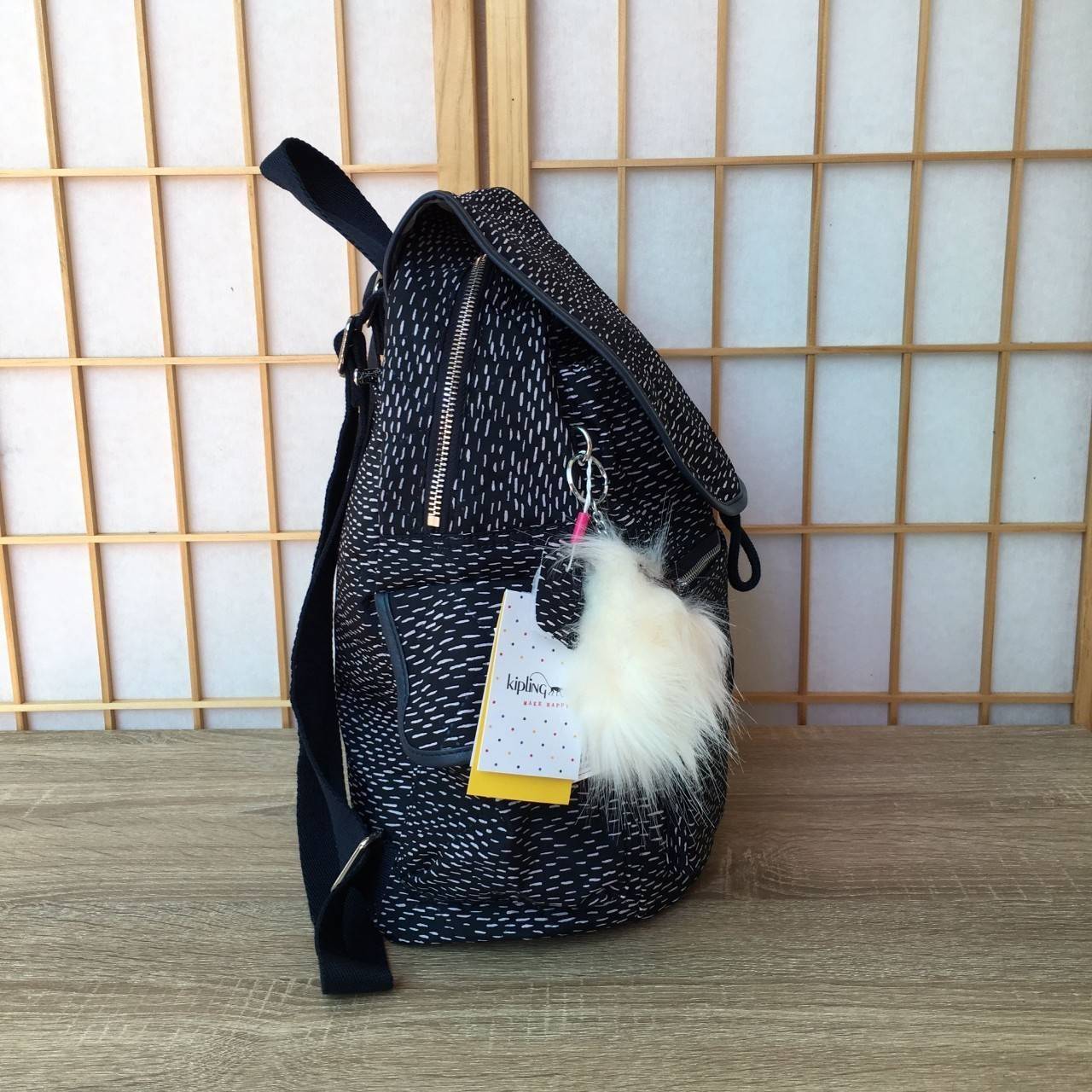 Kipling City Pack S K18014 Kipling มาพร้อมดีไซน์ทันสมัย สนุกสนาน ใช้งานได้อย่างคล่องตัว ด้วยสีและลายสุดคลาสสิก โดดเด่นด้วยพื้นที่ภายในและช่องต่างๆ ที่ให้คุณจัดเก็บของสำคัญได้ครบถ้วน