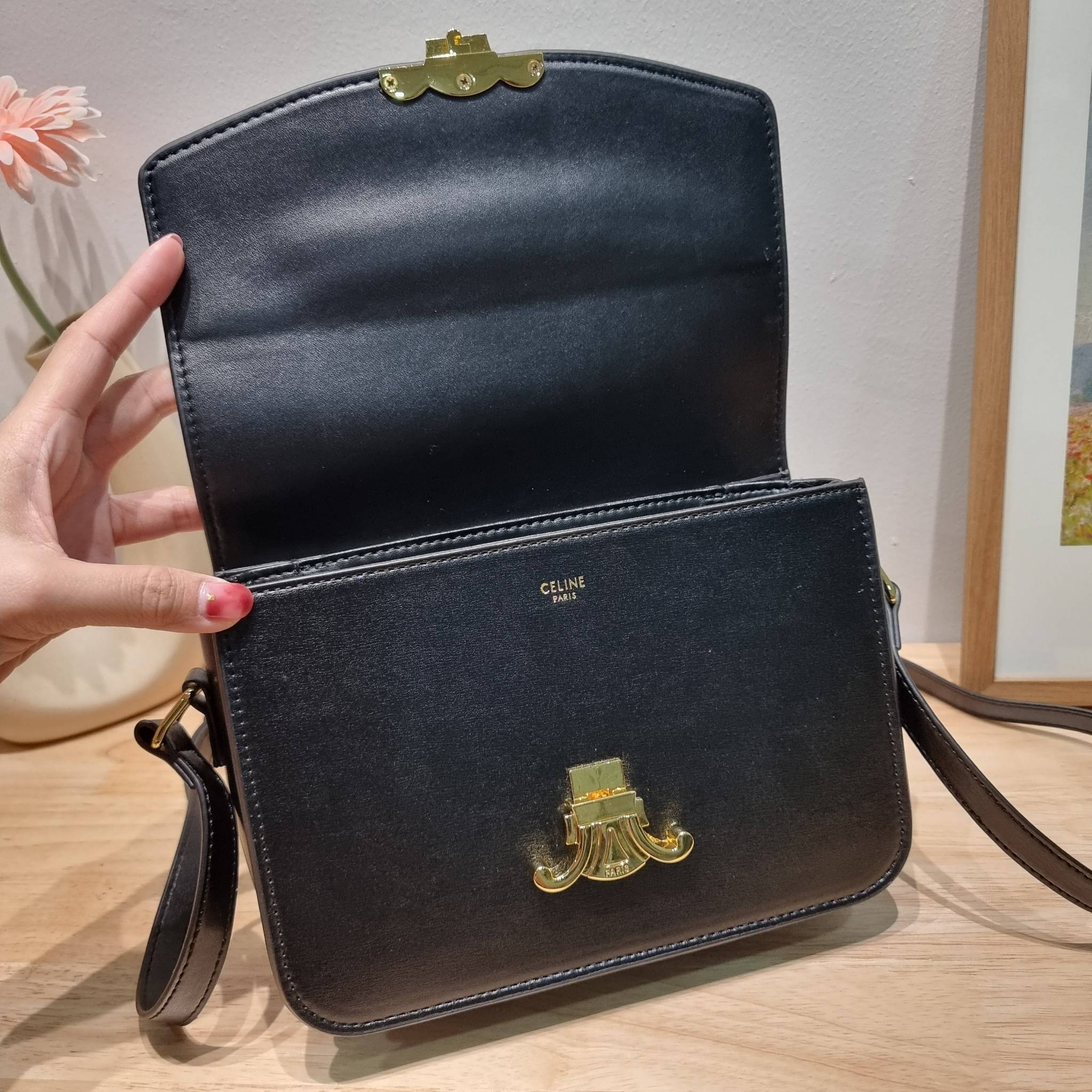 CELINE CLASSIQUE TRIOMPHE BAG IN SHINY CALFSKIN ไอเท็มสุดคลาสสิค ที่ขาดไม่ได้ กระเป๋าสะพายทรงสวยคลาสสิค แฝงความผู้ดี ที่ใช้ได้ทั้งชายหญิง วัสดุหนังคุณภาพดี