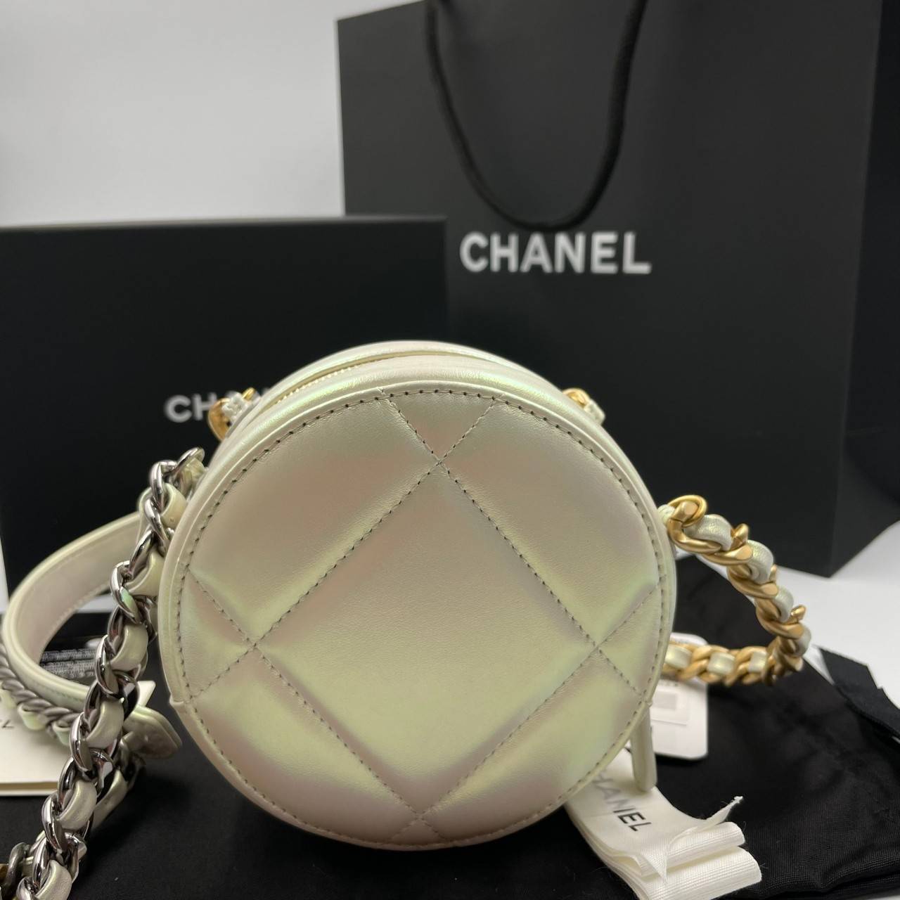 พรีเมี่ยมกิ๊ฟแท้ 100% 】CHANEL CLASSIC CLUTCH CHAIN BAG (GWP) รุ่นนี้มีความพิเศษไฮคลาสมากๆ หนังแท้ สายโซ่เงินทองสลับสี งานสวยเนี๊ยบมากๆ หนังมีความวาวเมทัลลิกทุกสี ให้สัมผัสดีน่ามอง หรูหราระดับเวิลคลาสมากค่ะ เป็นรุ่น World Class for Member Gift คุณภาพเกินรา