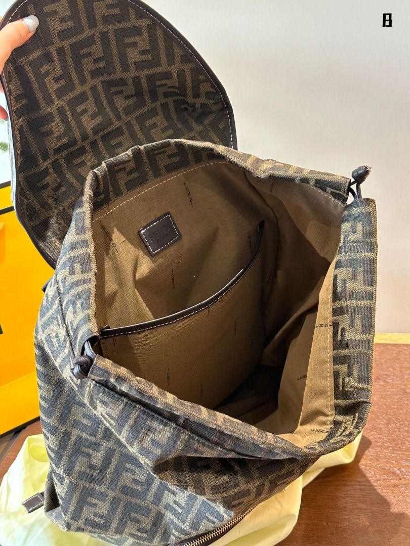 FENDI Zucca Monogram Backpack กระเป๋าเป้ FF ใบใหญ่จุของได้เยอะ นานๆจะมีมาในรูปแบบเป้ให้ครอบครองกันค่า! วันไหนๆ ในไทยหรือ ตปท.ใบเดียวจบ!! สินค้าแนะนำนาทีทองนี้ สามารถใข้ได้ทุกๆวัน ไม่ว่าจะในไทยหรือไป ตปท. ใบนี้เอาอยู่เลยค่า!!