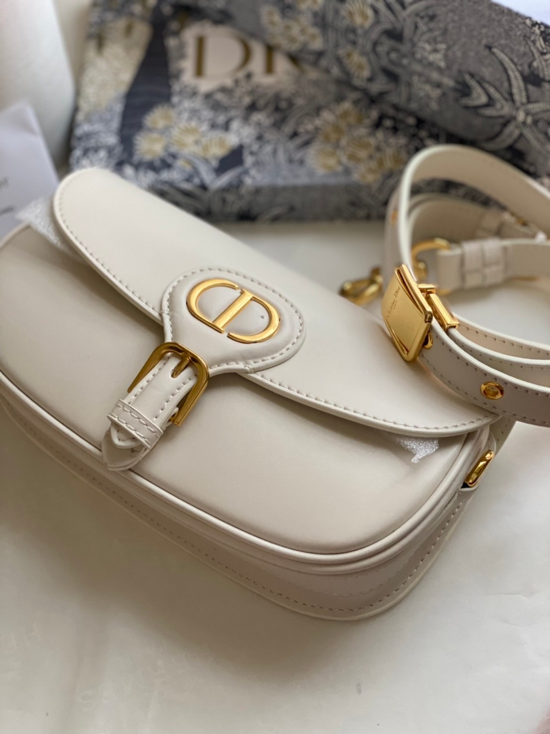 หนังแท้ DIOR BOBBY EAST-WEST BAG พร้อมส่งที่ไทย งานหนังแท้ทั้งใบเกรดออริจินอล ภาพสินค้าถ่ายจากงานขายจริง ใช้งานต่างประเทศได้ รุ่นใหม่ในฤดูกาลนี้ เพิ่มความทันสมัยให้กับซิลลูเอทของ Hobo ผ่านเส้นสายที่สง่างามและสัดส่วนที่กลมกลืนกัน สไตล์หนังลูกวัว โดดเด่นด้ว