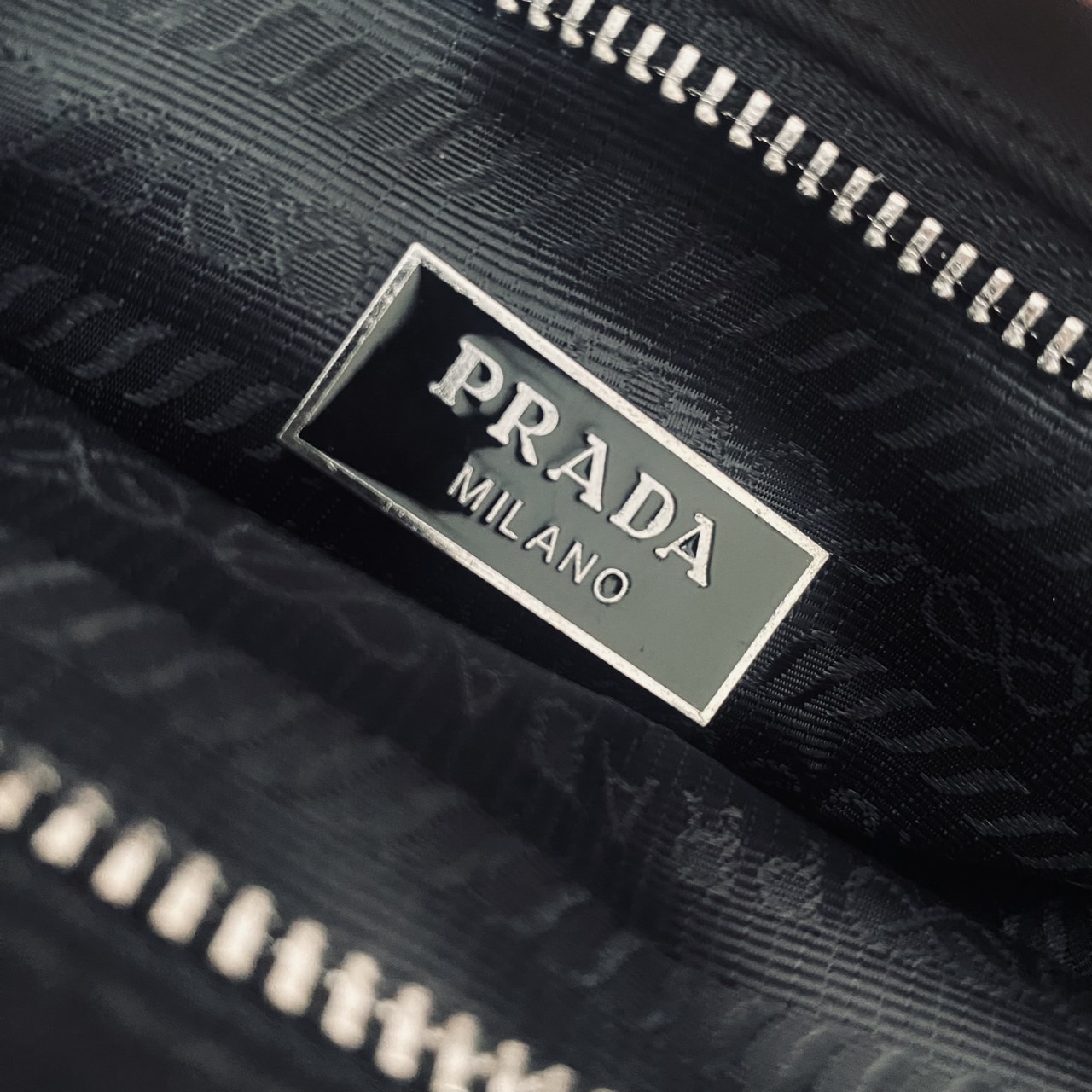 Prada Re-Nylon Messenger Crossbody Bag กระเป๋าสะพายทรงแมสเซ็นเจอร์ รุ่น Unisex ใช้ได้ทั้งชายหญิง รุ่นยอดนิยมดีไซส์เรียบง่าย โทนสีดำคลาสสิกเข้าได้กับทุกลุค