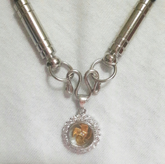 สินค้าหมดค่ะ จี้กังหัน4ใบสีเงินล้อมเพชรเสริมดวงพร้อมสร้อยคอหนังถักเปียสีดำค่ะ