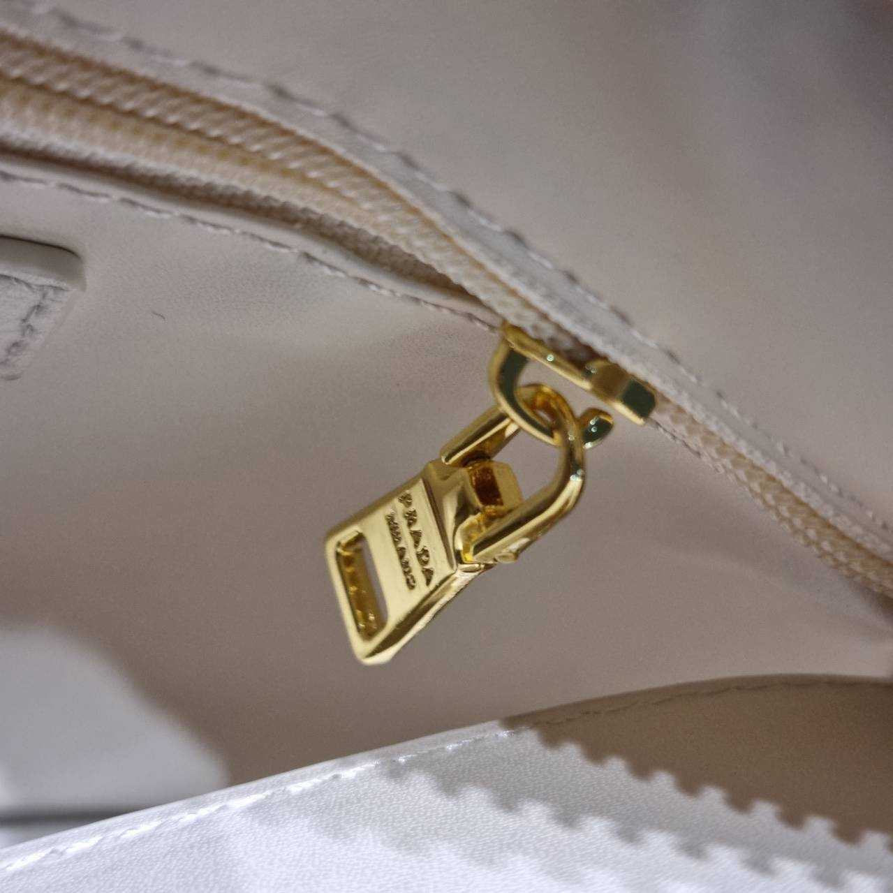 PRADA MEDIUM LEATHER HANDBAG กระเป๋าสะพายไหล่ดีไซน์เก๋และมาแรงมาก สาวๆหนุ่มๆติดแกลมต้องไม่พลาด สวยดูแพง เกรดวีไอพี ไฮเอน 1:1 ใช้งานต่างประเทศได้