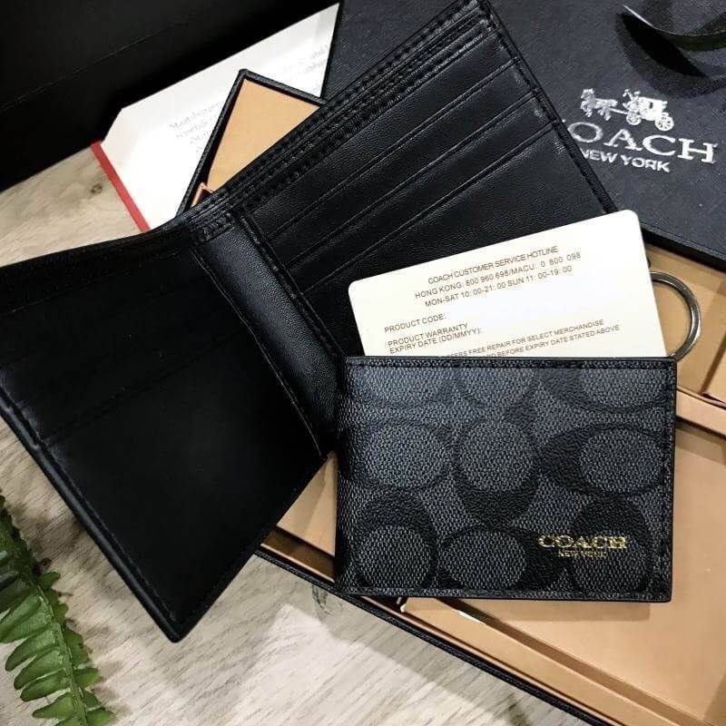 COACH FACTORY SHORT WALLET WITH CARD POCKET & KEY CHAIN Value set & 3 in 1! กระเป๋าสตางค์ใบสั้น + กระเป๋าใส่บัตร และพวงกุญแจ วัสดุหนังแท้ลายแบรนด์รอบใบ ภายใน มีช่องใส่ธนบัตร,บัตร บุผ้าลายแบรนด์ มาาพร้อมอุปกรณ์ ครบ set จะมอบเป็นของขวัญหรือใช้เองก็แนะนำค่ะ