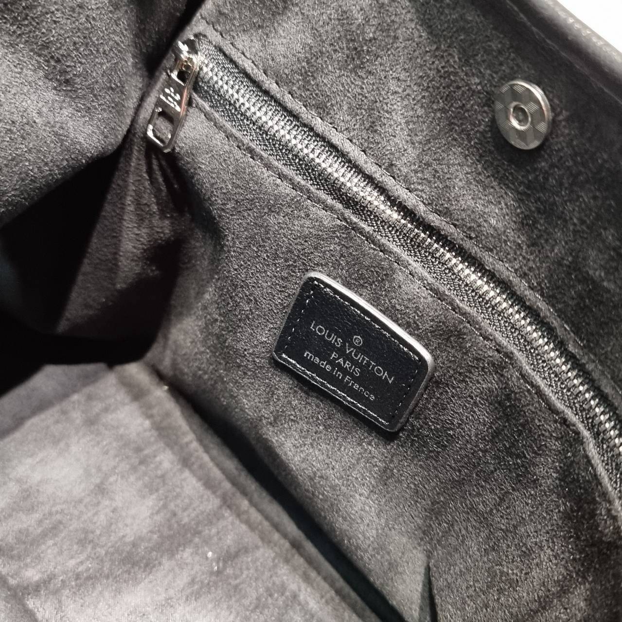 LV CARRYALL CARGO VIBE ใหม่ล่าสุด กระแสกระเป๋าไวบ์คาร์โก้มาแรงสุดๆ ดีไซน์สีดำคลาสสิค มีดีเทลลูกเล่นแซมลวดลายกิมมิค ทำให้กระเป๋าดูโก้และดูติดแกลมมาก เหมาะใช้ได้ทุกวัน