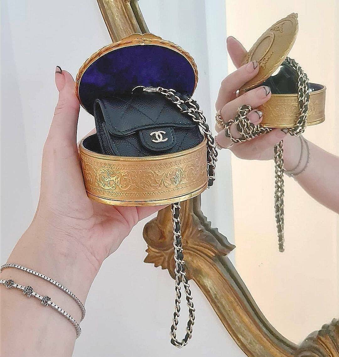 พรีเมี่ยมกิ๊ฟแท้ 100% 】CHANEL MINI BLACK CAVIAR BAG VIP GIFT WITH PURCHASE (GWP) พรีเมี่ยมกิ้ฟ Chanel Lotte Duty Free รุ่นใหม่ล่าสุดไอเท็มแนะนำ กำลังฮิตสุดๆวัสดุหนังคาเวียร์สุดคลาสสิคเปิดปิดด้วยฝาปิดกระดุม ด้านหน้าประดับโลโก้แบรนด์อะไหล่เงินสวยหรูดูดีมาพร