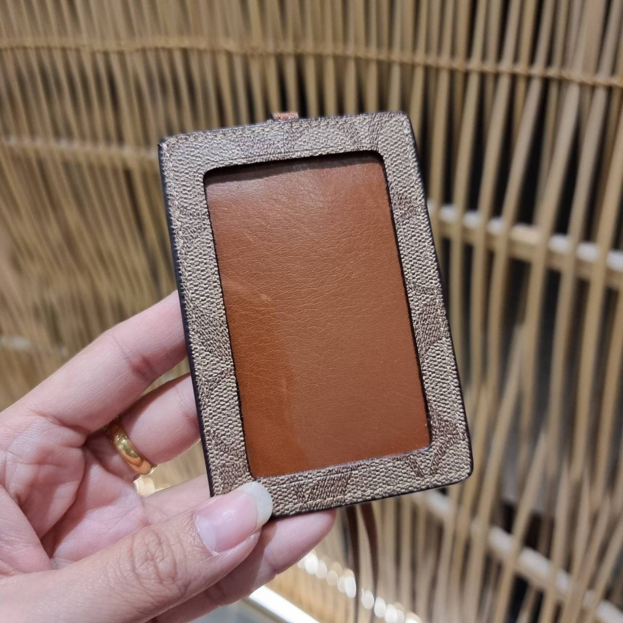 COACH ID LANYARD IN COLORBLOCK SIGNATURE CANVAS ง่ายๆแบบไม่ธรรมดา!! คลาสสิคแต่มีดีเทลโดดเด่น!! กระเป๋าถนอมบัตร พร้อมสายคล้องคอ ดีไซน์ลวดลายสวย ดูดีทุกแบบ ใช้งานง่าย พกพาสะดวก จะใส่บัตรพนักงาน บัตรเครดิต บัตรปชช. ใบขับขี่ และบัตรอื่นๆที่อยากจะใส่!! ตามใจไป