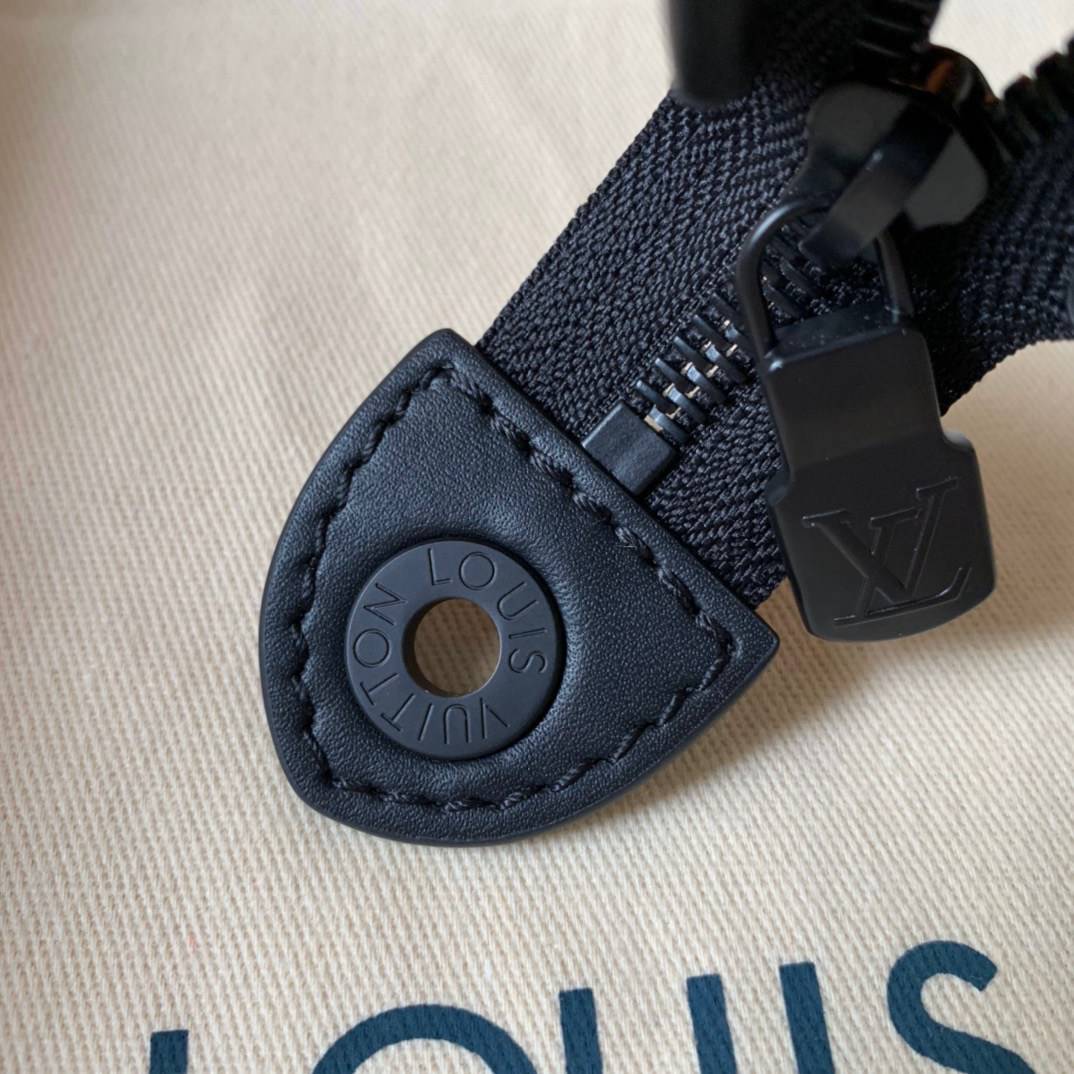 หนังแท้ LOUIS VUITTON POCHETTE VOYAGE MM พร้อมส่งที่ไทย LV CLUTCH รุ่นขายดีตลอดกาล งานหนังแท้เกรดออริจินอล ภาพสินค้าถ่ายจากงานขายจริงค่ะ