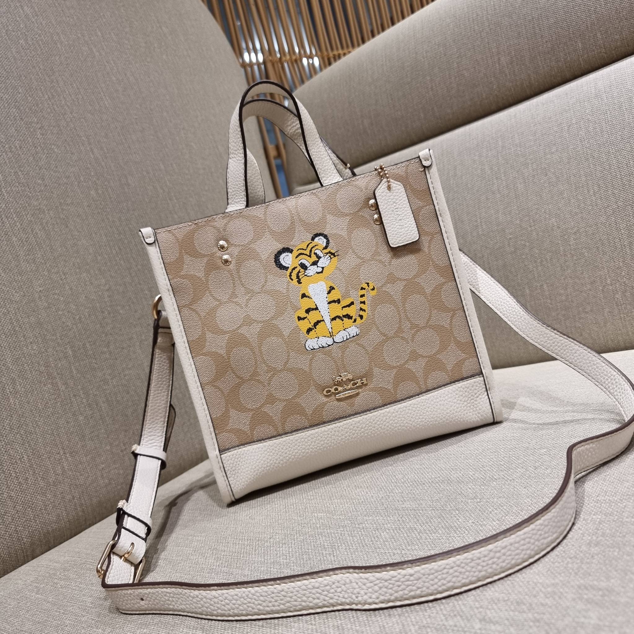 COACH C7001 DEMPSEY TOTE 22 IN SIGNATURE CANVAS WITH TIGER 🐯🐯 คอลเลคชั่นฉลองปีเสือต้องมาจ้า กับรุ่นคลาสสิค กระเป๋าทรงโท้ท ขนาดน่ารักน่าใช้มากๆ ดีไซน์น้องเสือจิ้มลิ้มดึงดูดสายตามากๆ ฟังก์ชั่นการใช้งานสะดวก มีทั้งสายคล้องในตัว และสายครอสบอดี